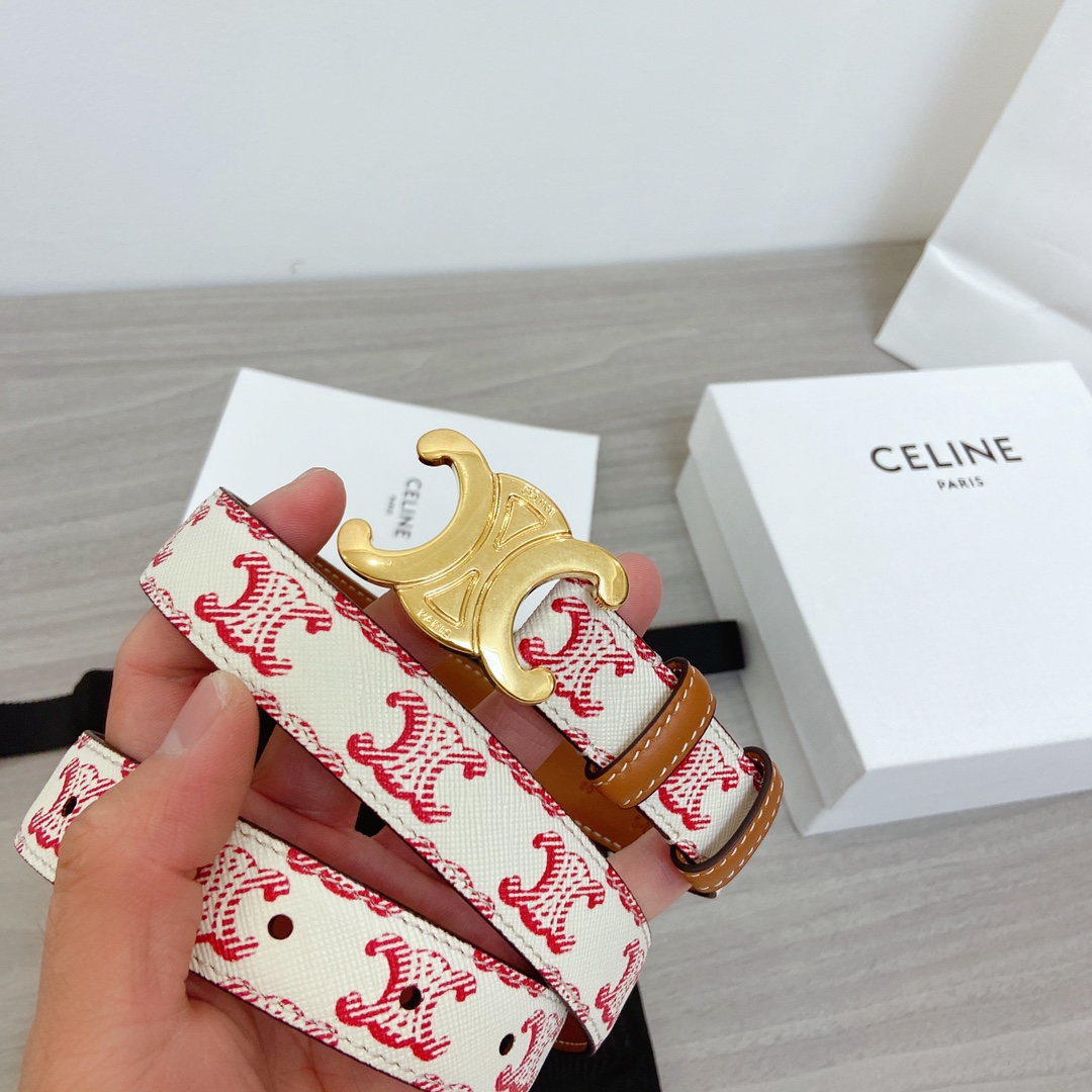 🉐️ CELINE 这款皮带雅致而柔美，可为各类着装增添一丝精致休闲的气息。窄款皮带由品牌标志图案的牛皮