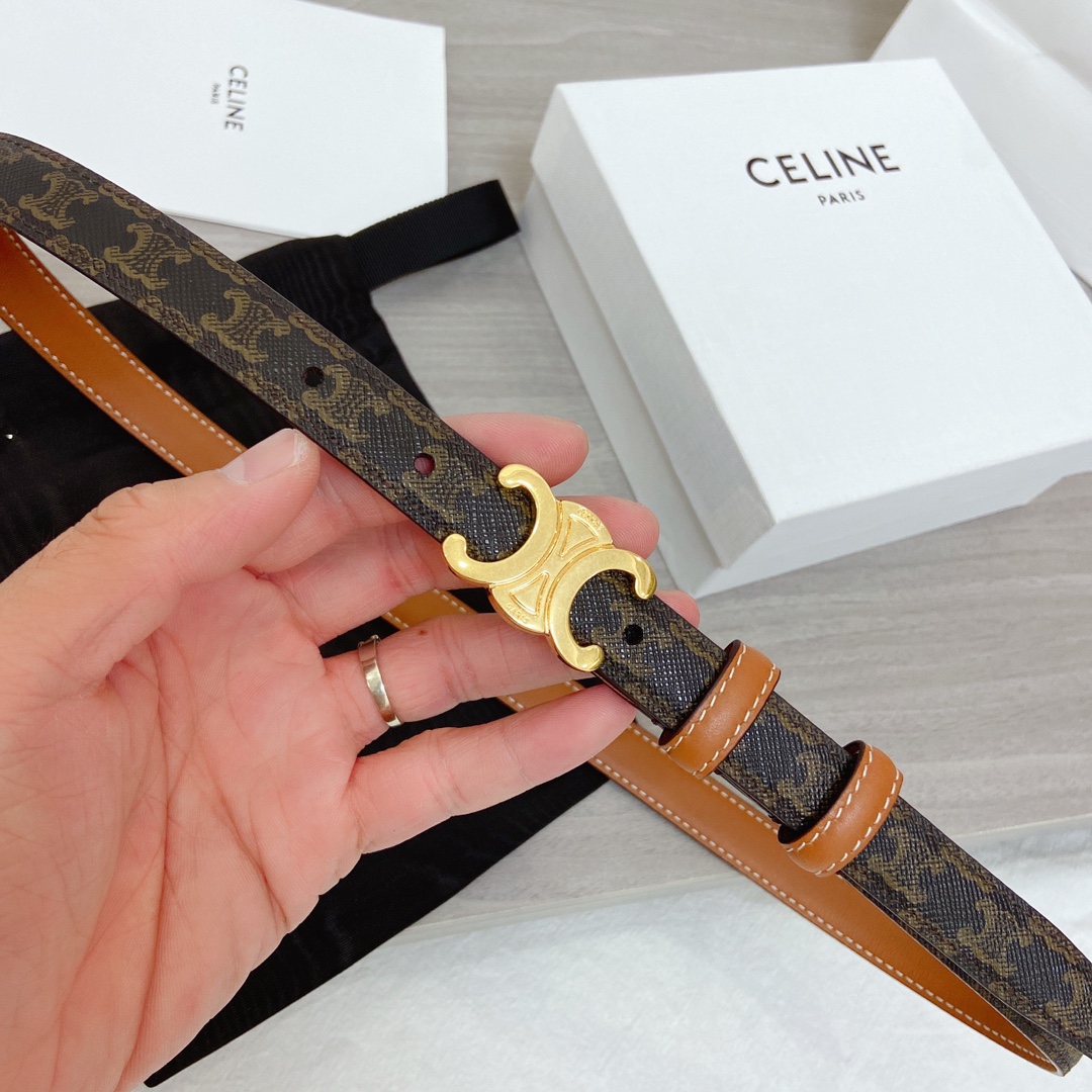 🉐️ CELINE 这款皮带雅致而柔美，可为各类着装增添一丝精致休闲的气息。窄款皮带由品牌标志图案的牛皮