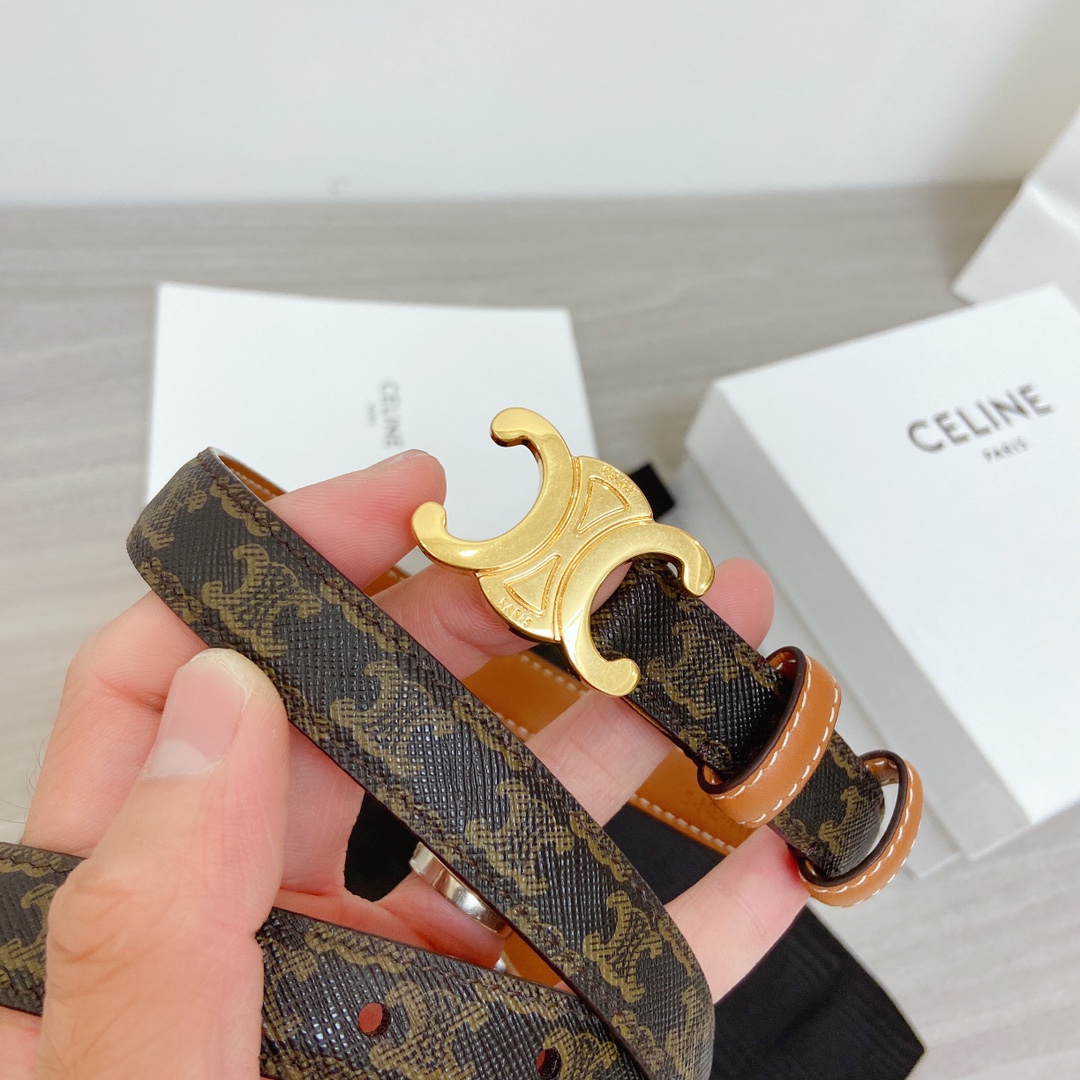 🉐️ CELINE 这款皮带雅致而柔美，可为各类着装增添一丝精致休闲的气息。窄款皮带由品牌标志图案的牛皮