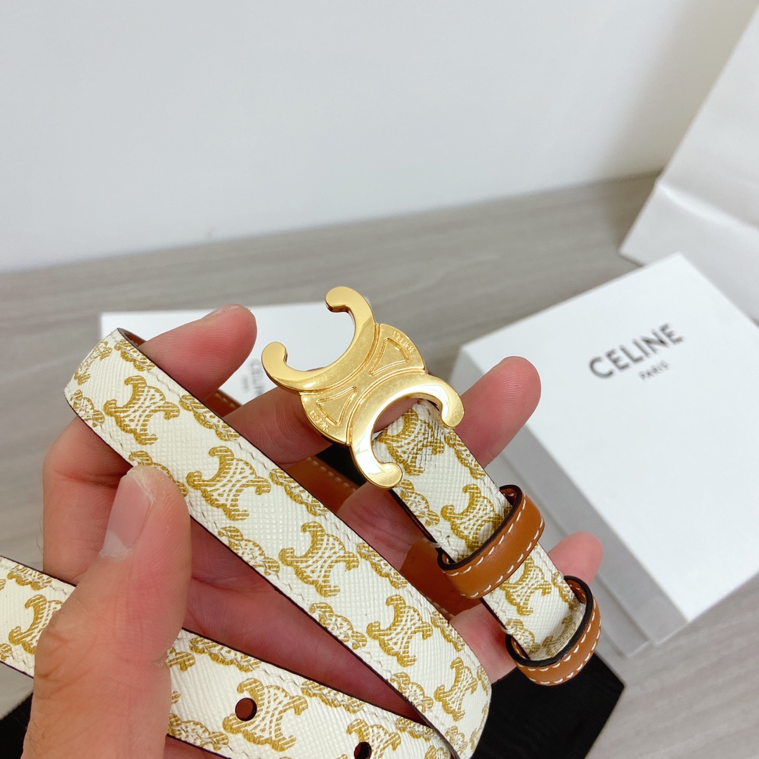🉐️ CELINE 这款皮带雅致而柔美，可为各类着装增添一丝精致休闲的气息。窄款皮带由品牌标志图案的牛皮