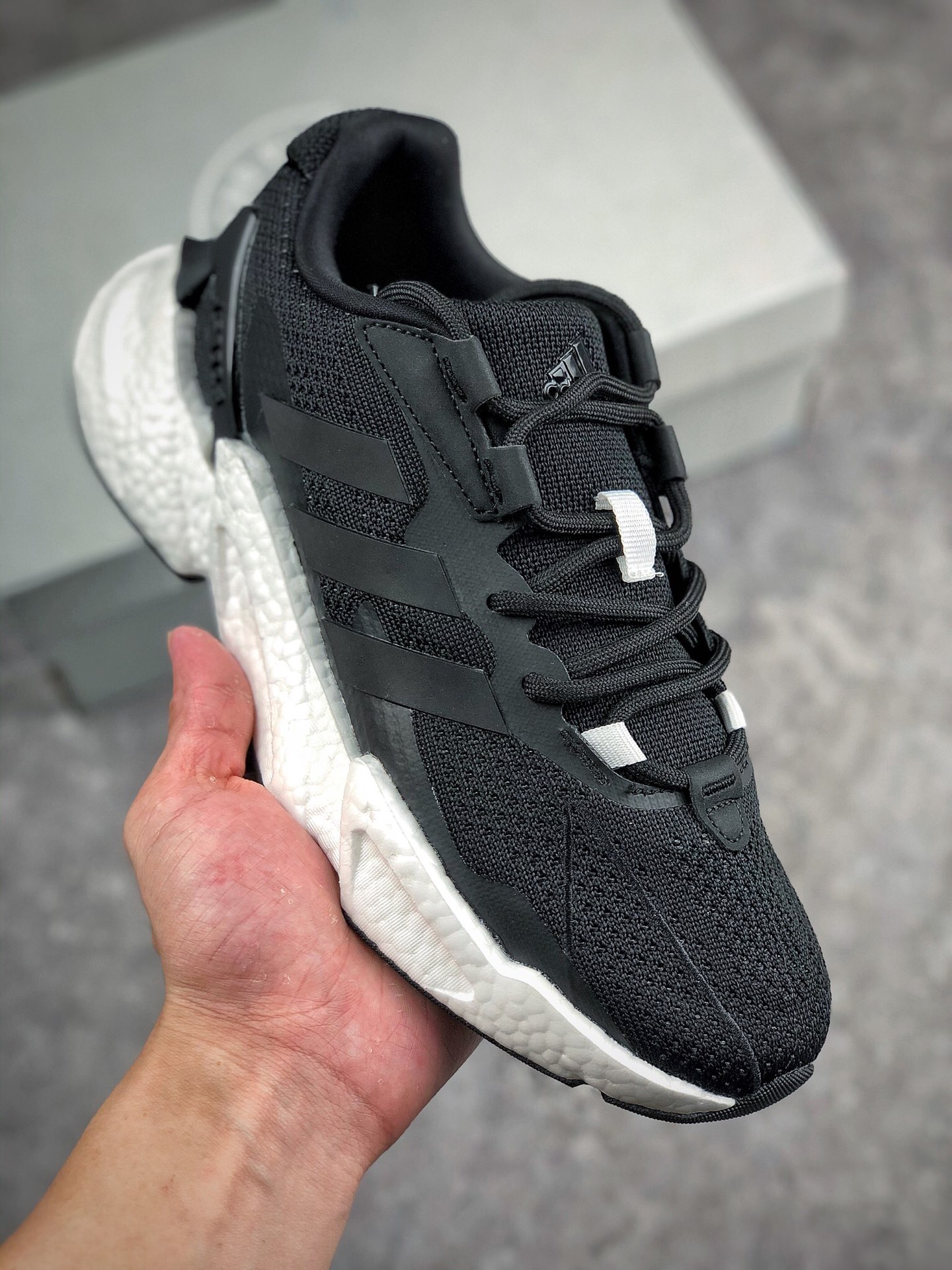 本地自取 支持放店
Adidas Boost X9000L4全新99系列复古爆米花跑鞋整体造型极具速度感，与 Adidas ZX 系列相似的硬挺廓形。 鞋面以织面材质，搭配热固橡胶装饰，三角形贴面让鞋身呈现出满满的科技感与力量感。 中底以夸张的前后掌厚度差呈现，锯齿状廓形，后跟向外大幅延伸，设计非常拉风。 另外，这双鞋的外底花纹构成也非常独特，致密的小方格纹深浅不一。 前掌外沿还配有特殊处理的稳固模块，搭配 Boost 中底材质货号：S23665 441
尺码：36 36.5 37 38 38.5 39 40 40.5 41 42 42.5 43 44