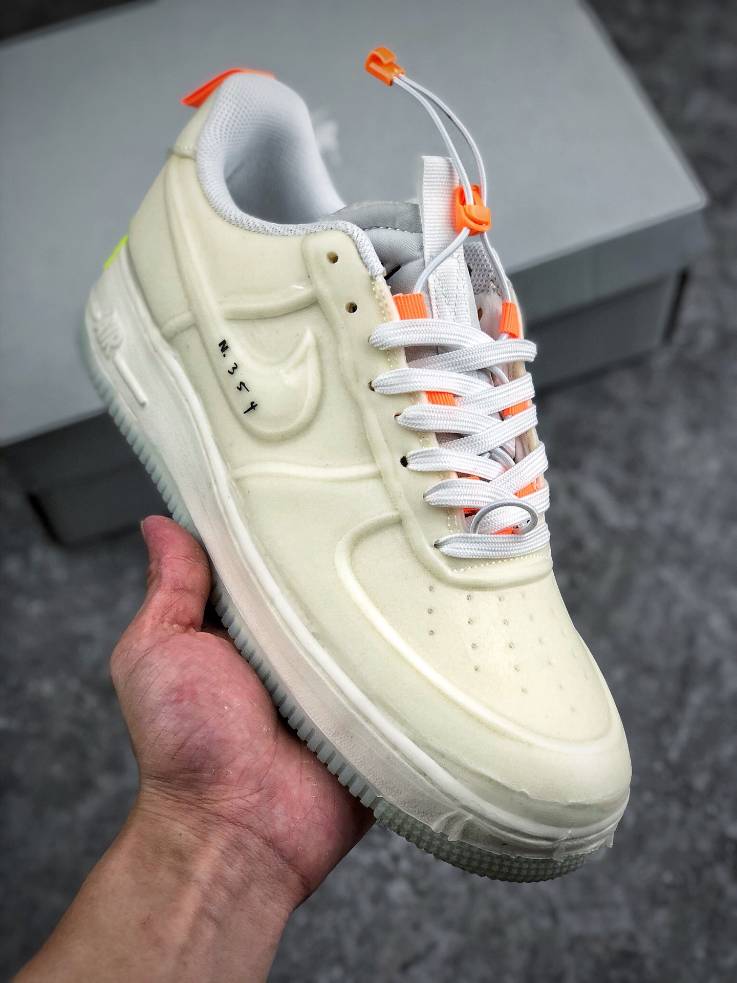 本地自取 终端放店
Air Force 1 Low “Sail”米白橘
原楦头原纸板 纯正空军版型
专注外贸渠道 全掌内置蜂窝气垫 #原盒配件 原厂中底钢印、拉帮完美
官方货号：CV1754-100
SIZE：36 36.5 37.5 38 38.5 39 40 40.5 41 42 42.5 43 44 44.5 45