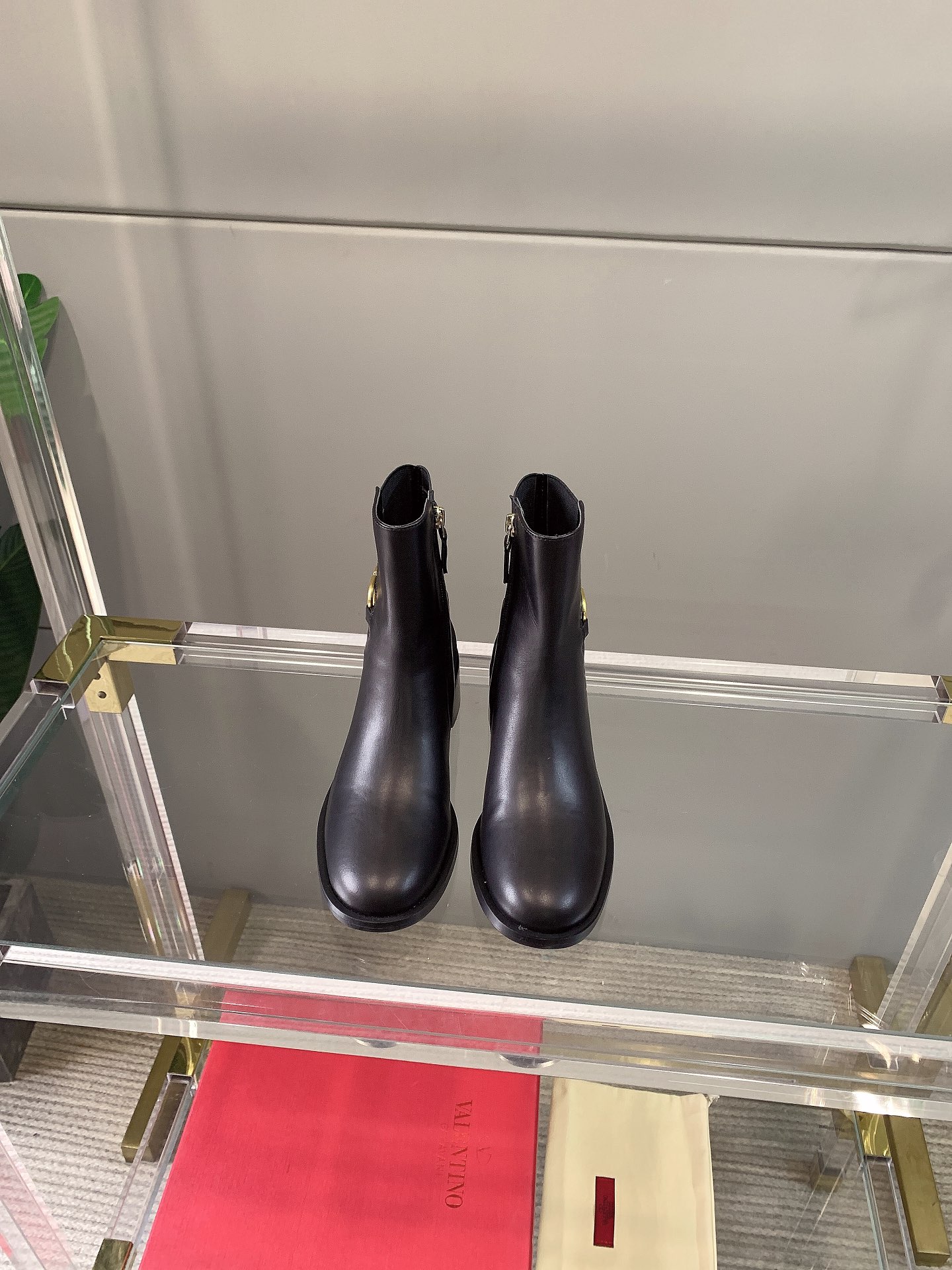 NO:479522,VALENTIN* Autumn and Winter New V-buckle High-heeled Boots Classic Comfortable and versatile Upper Yangjing/Calfskin Original mold opening hardware buckle Inner footbed Sheepskin Italian leather outsole Heel height 3cm Size 35-39 (40 41 custom made), boots, valentino, boots, cowhide, sheepskin, sheep, Leather soles19860909VALENTIN*秋冬新款V扣高跟短靴 经典舒适百搭 鞋面羊京/小牛皮 原版开模五金扣 内里垫脚羊皮 意大利真皮大底 跟高3cm 码数35-39（40 41定做）,靴子,valentino,boots,cowhide,sheepskin,sheep,Leather soles,Women's Shoes