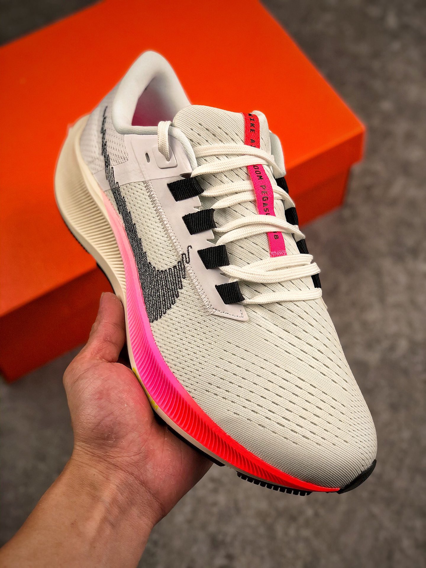 本地自取  支持放店
Air Zoom Pegasus 37 飞马系列
外贸专供订单 原厂折返国内销售 
国外专柜标准数据开发 OEM代工厂标准工艺
飞马系列全新一代拥有 Zoom Air 一如既往的稳定感和流畅感 鞋面采用工程网眼设计 为特定高热区域营造出色透气性 进一步增加鞋面的穿孔数量 让足部能够快速散热  中足搭配 Flywire 飞线 在高速运动时营造舒适稳定的贴合感 内置Zoon气垫加持 动力十足！
Size：36 36.5 37.5 38 38.5 39 40 40.5 41 42 42.5 43 44 44.5 45