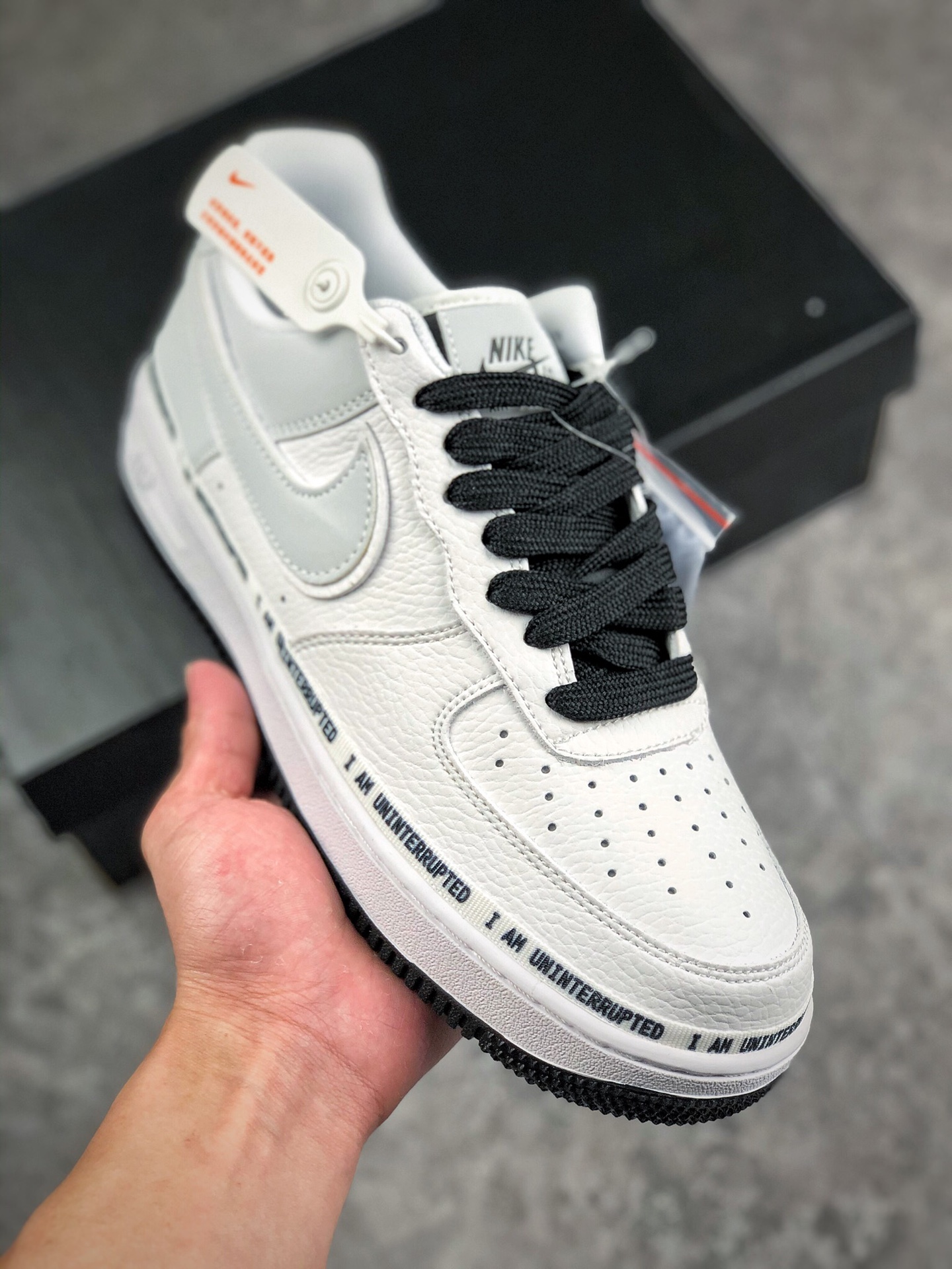 本地自取 支持放店
Nike Air Force 1 MID 白黑签字笔
空军一号低帮休闲板鞋 
原厂皮料 原楦原纸板 纯正版型 高清洁度 内置全掌气垫
货号：CZ0270-105
Size：36 36.5 37.5 38 38.5 39 40 40.5 41 42 42.5 43 44 44.5 45