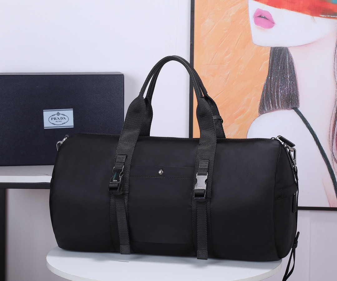 Prada 新款旅行包采用进口降落伞布料 五金 具有弧形侧边和两个拉链外袋 包身饰有标志性的三角形金属徽标