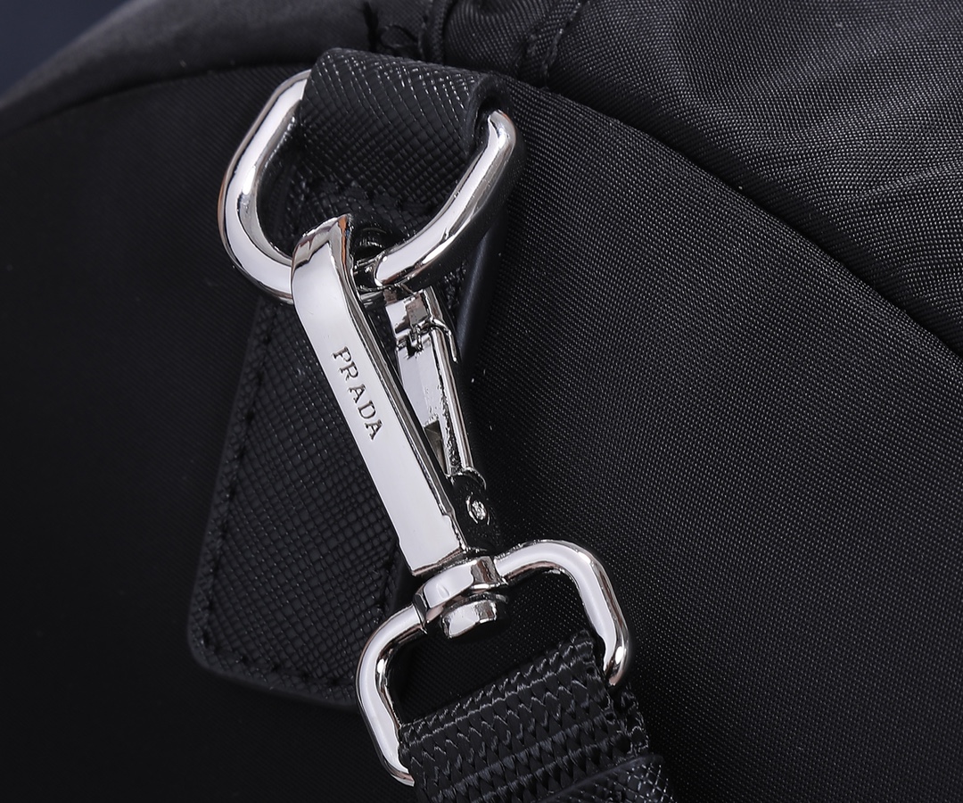 Prada 新款旅行包采用进口降落伞布料 五金 具有弧形侧边和两个拉链外袋 包身饰有标志性的三角形金属徽标