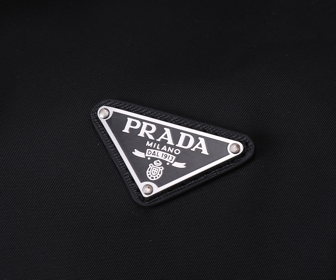 Prada 新款旅行包采用进口降落伞布料 五金 具有弧形侧边和两个拉链外袋 包身饰有标志性的三角形金属徽标