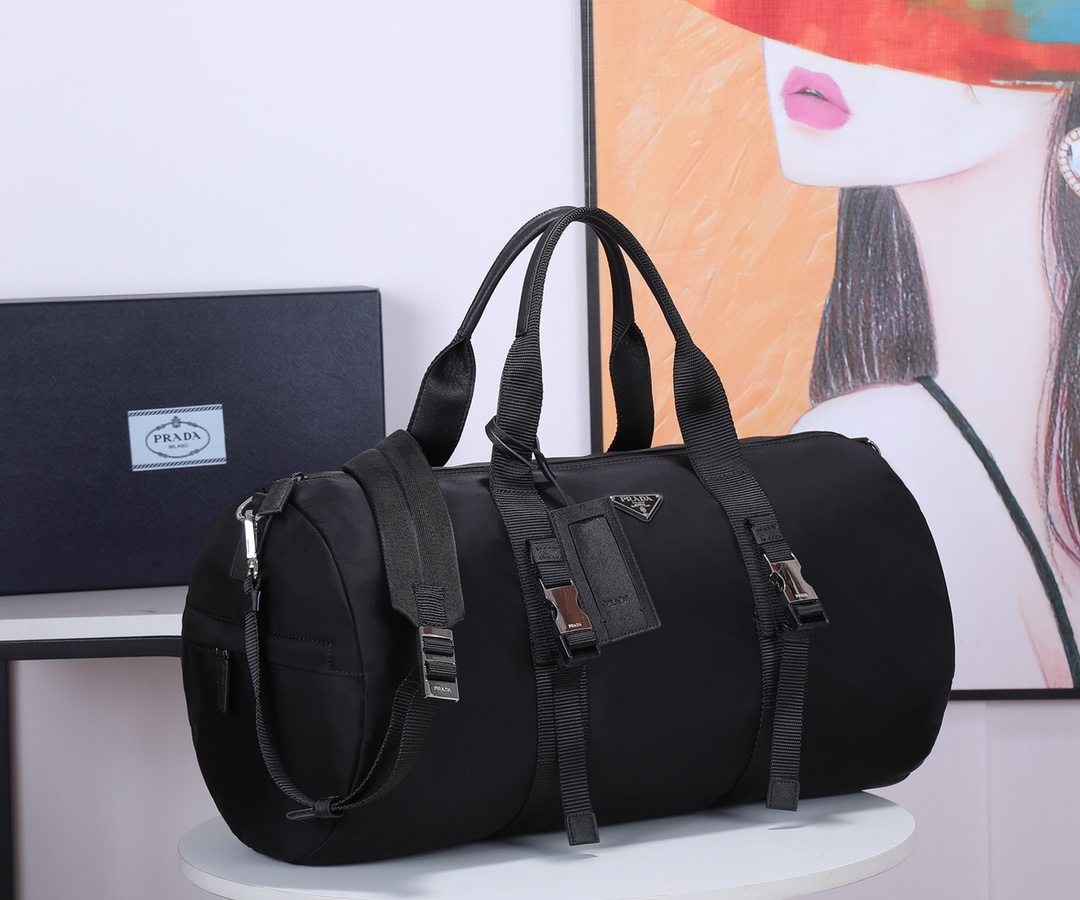 Prada 新款旅行包采用进口降落伞布料 五金 具有弧形侧边和两个拉链外袋 包身饰有标志性的三角形金属徽标