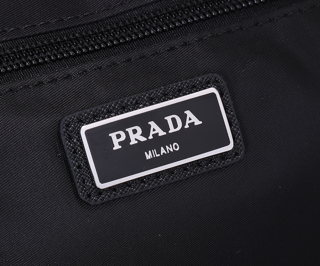 Prada 新款旅行包采用进口降落伞布料 五金 具有弧形侧边和两个拉链外袋 包身饰有标志性的三角形金属徽标