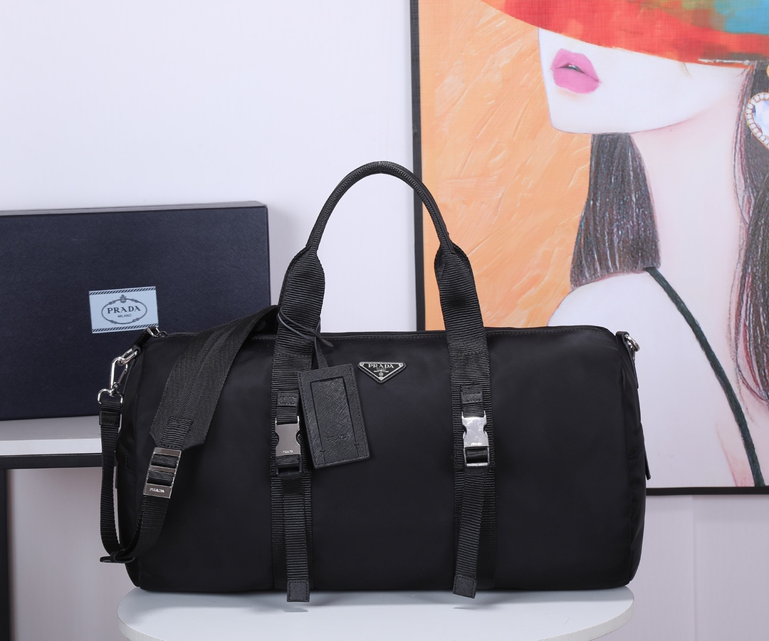 Prada 新款旅行包采用进口降落伞布料 五金 具有弧形侧边和两个拉链外袋 包身饰有标志性的三角形金属徽标