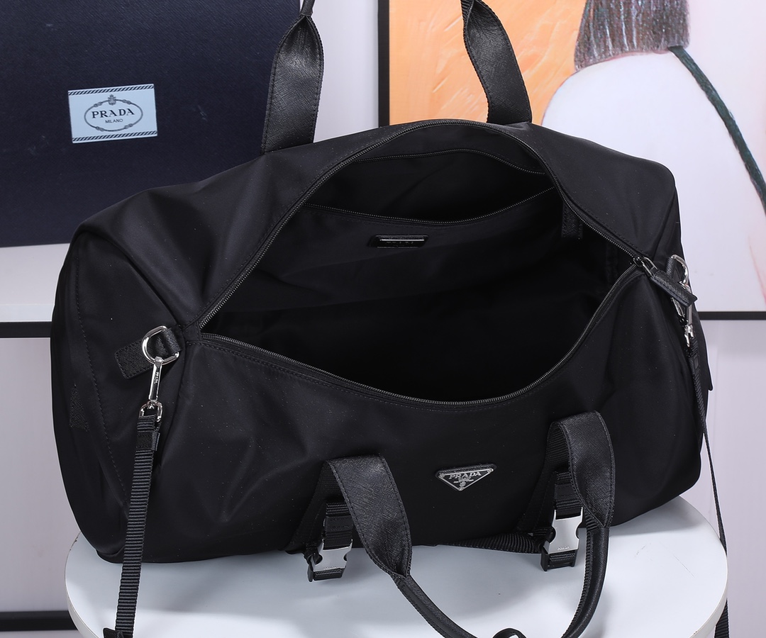 Prada 新款旅行包采用进口降落伞布料 五金 具有弧形侧边和两个拉链外袋 包身饰有标志性的三角形金属徽标