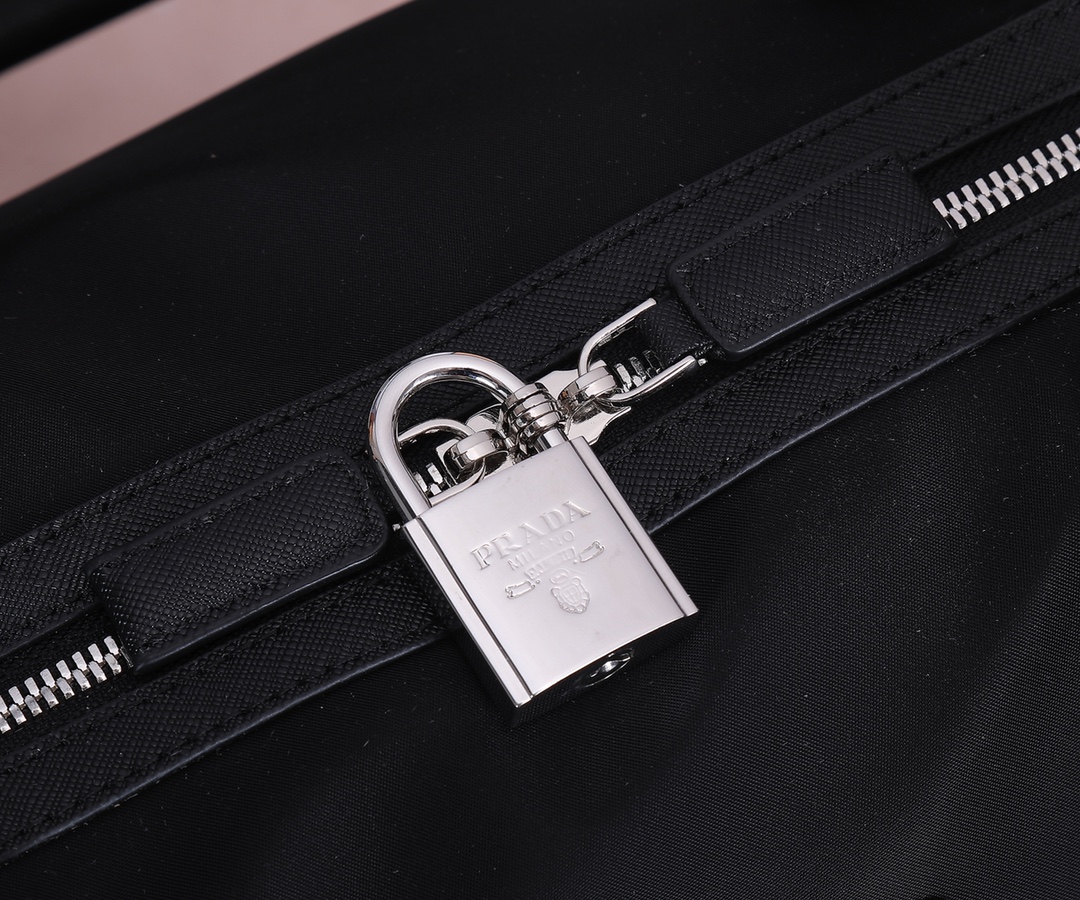Prada 旅行包 五金 旅行包充满现代感的设计 永久不过时的 款 包身饰有标志性的三角形金属徽标