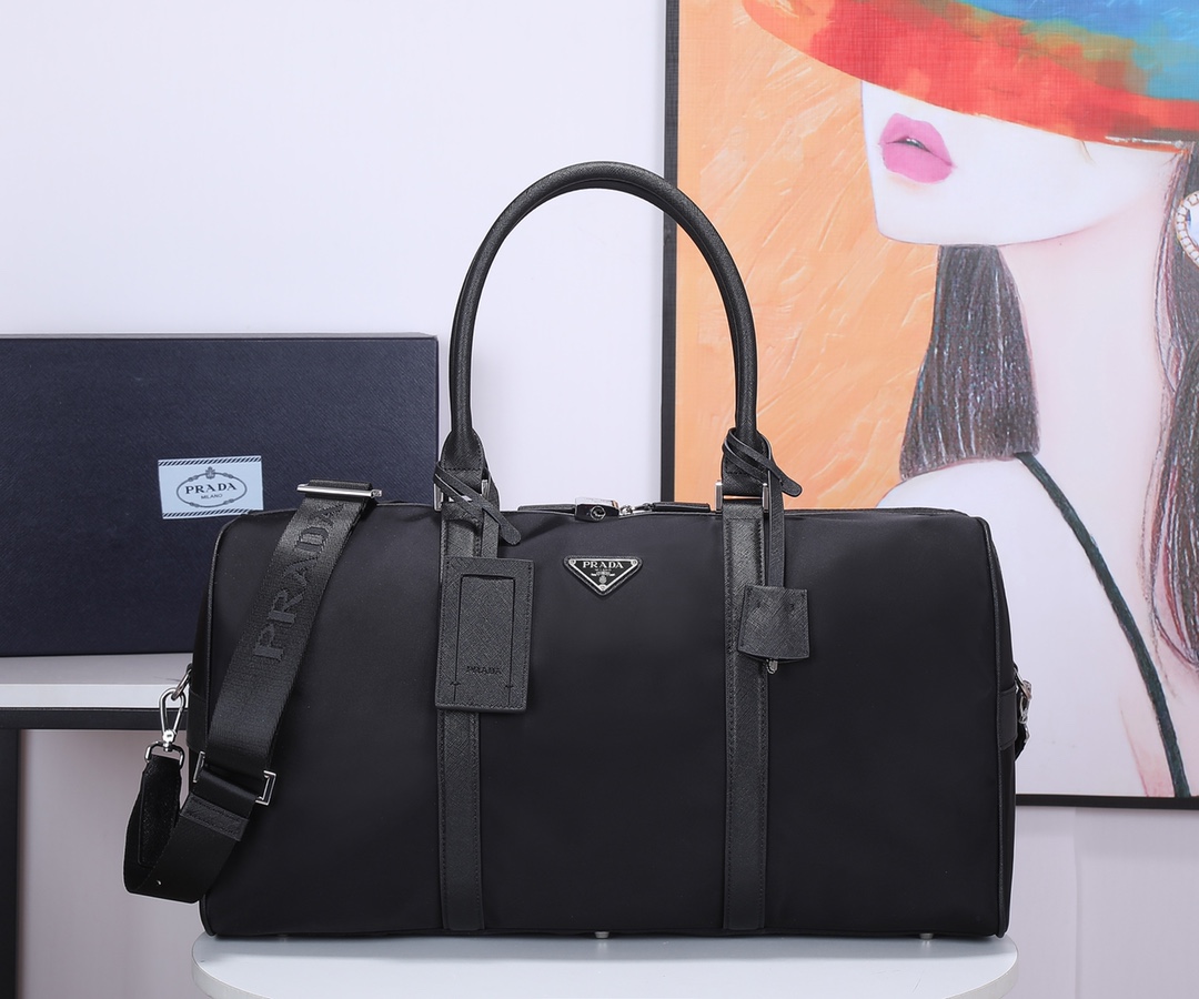 Prada 旅行包 五金 旅行包充满现代感的设计 永久不过时的 款 包身饰有标志性的三角形金属徽标