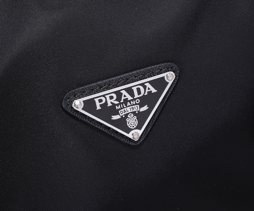 Prada 旅行包 五金 旅行包充满现代感的设计 永久不过时的 款 包身饰有标志性的三角形金属徽标