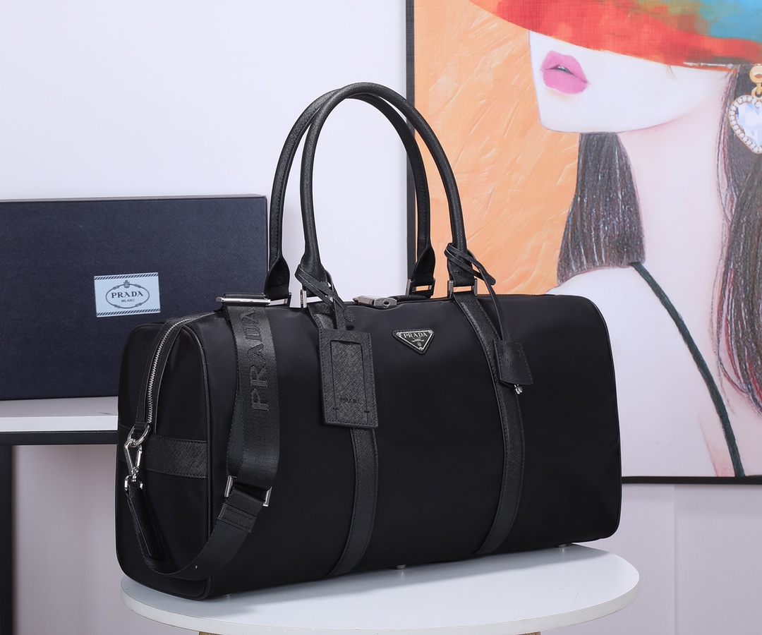 Prada 旅行包 五金 旅行包充满现代感的设计 永久不过时的 款 包身饰有标志性的三角形金属徽标
