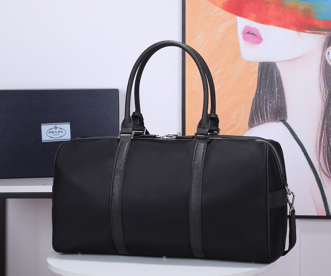 Prada 旅行包 五金 旅行包充满现代感的设计 永久不过时的 款 包身饰有标志性的三角形金属徽标
