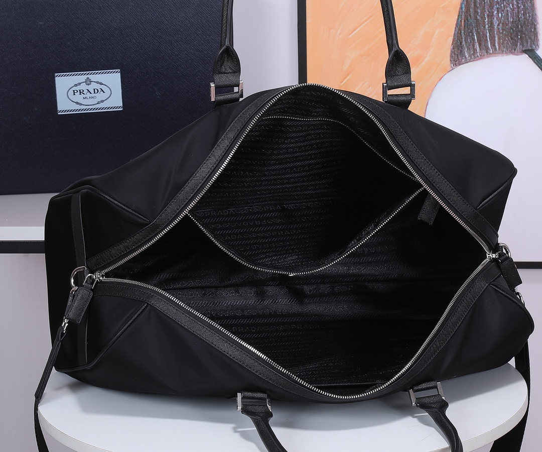 Prada 旅行包 五金 旅行包充满现代感的设计 永久不过时的 款 包身饰有标志性的三角形金属徽标