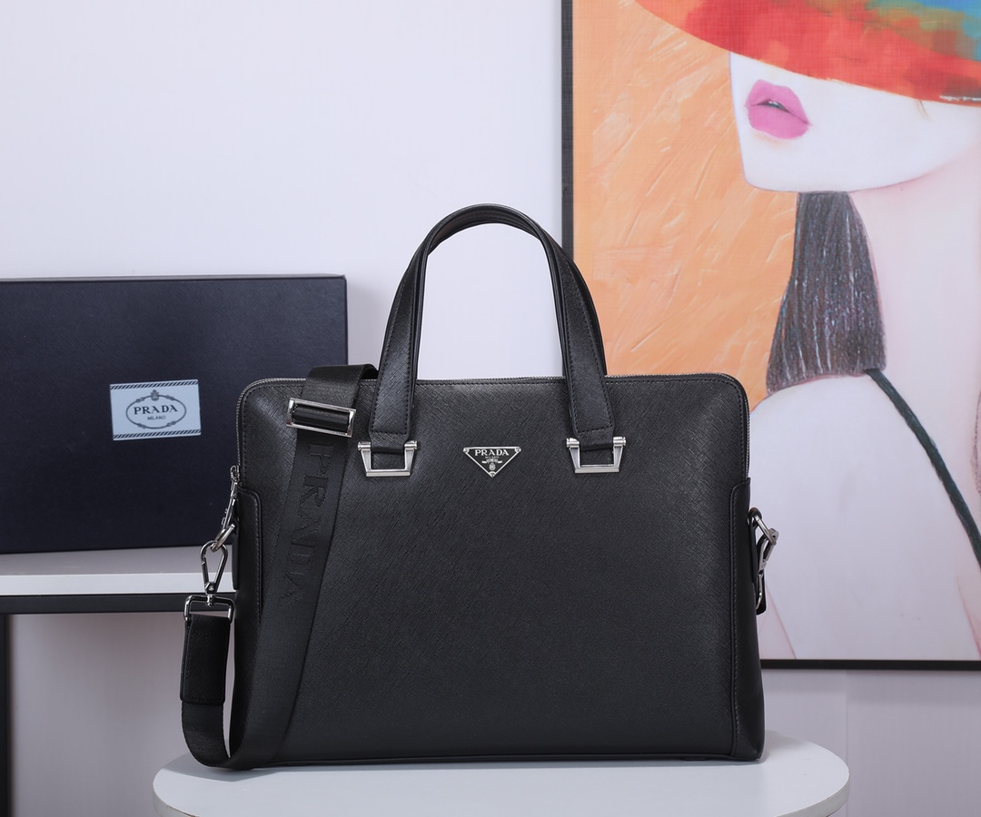 NO:204576,PRADA's latest hit original leather model 81189-1 (double zipper) [counter private goods men's briefcase] original private goods quality!  175 OEM code   Italian landmark. Cross-patterned cowhide!  Original hardware LOGO!  First-class work [Lightning] When you walk in high-end, you must have a male god!  Impossible!  Real photos of black and blue!  Size W38.5/H28/D6cm, Prada, prada, prada, cowhide19860909PRADA最新爆款原版皮型号81189-1（双拉链）【专柜私货男士公文包】原厂私货品质 ！175代工码 意大利产地标.十字纹牛皮 ！原厂五金LOGO！工一流 [闪电]高端走起,男神必备 ！无懈可击！实物实拍黑色、蓝色！尺寸W38.5/H28/D6cm,普拉达,prada,prada,cowhide,Bag