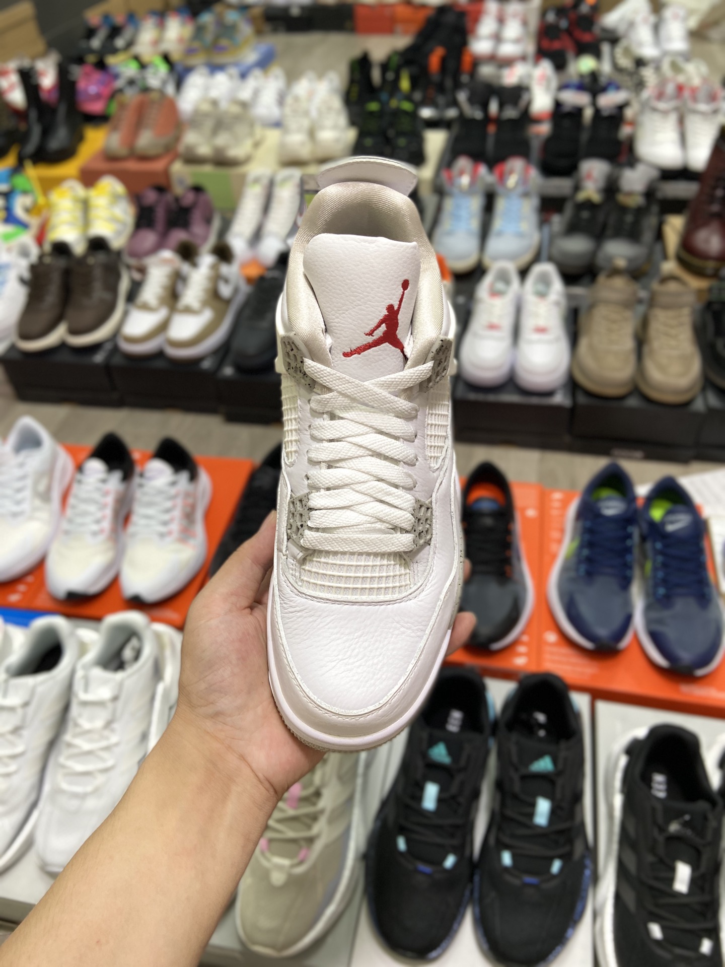480高版本调价 乔丹Air Jordan 4 “White Oreo”白奥利奥整体采用细腻柔软的白色皮革构建鞋身CT8527-100