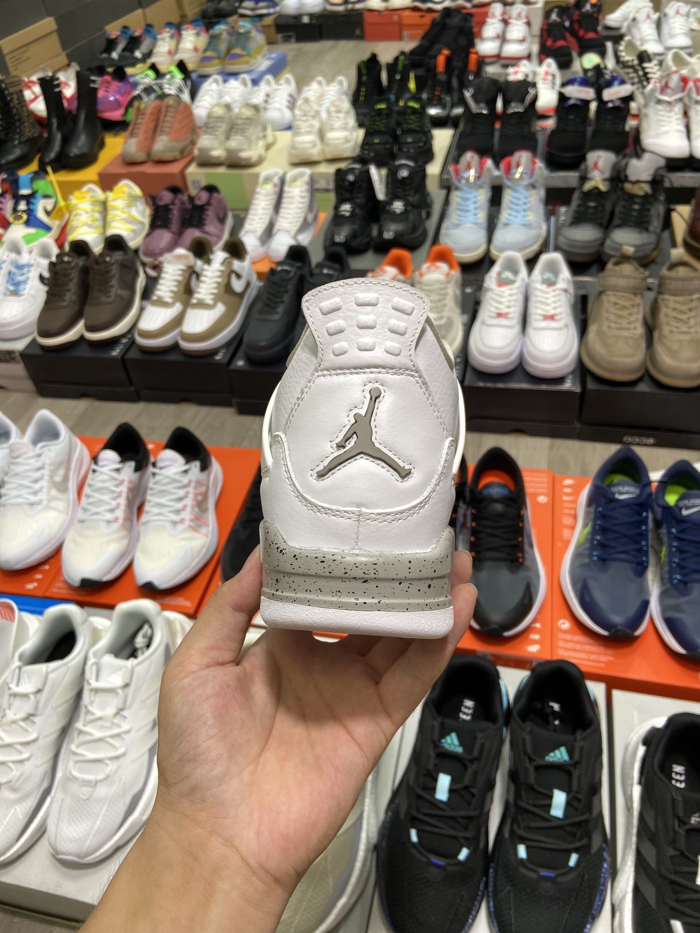 480高版本调价 乔丹Air Jordan 4 “White Oreo”白奥利奥整体采用细腻柔软的白色皮革构建鞋身CT8527-100