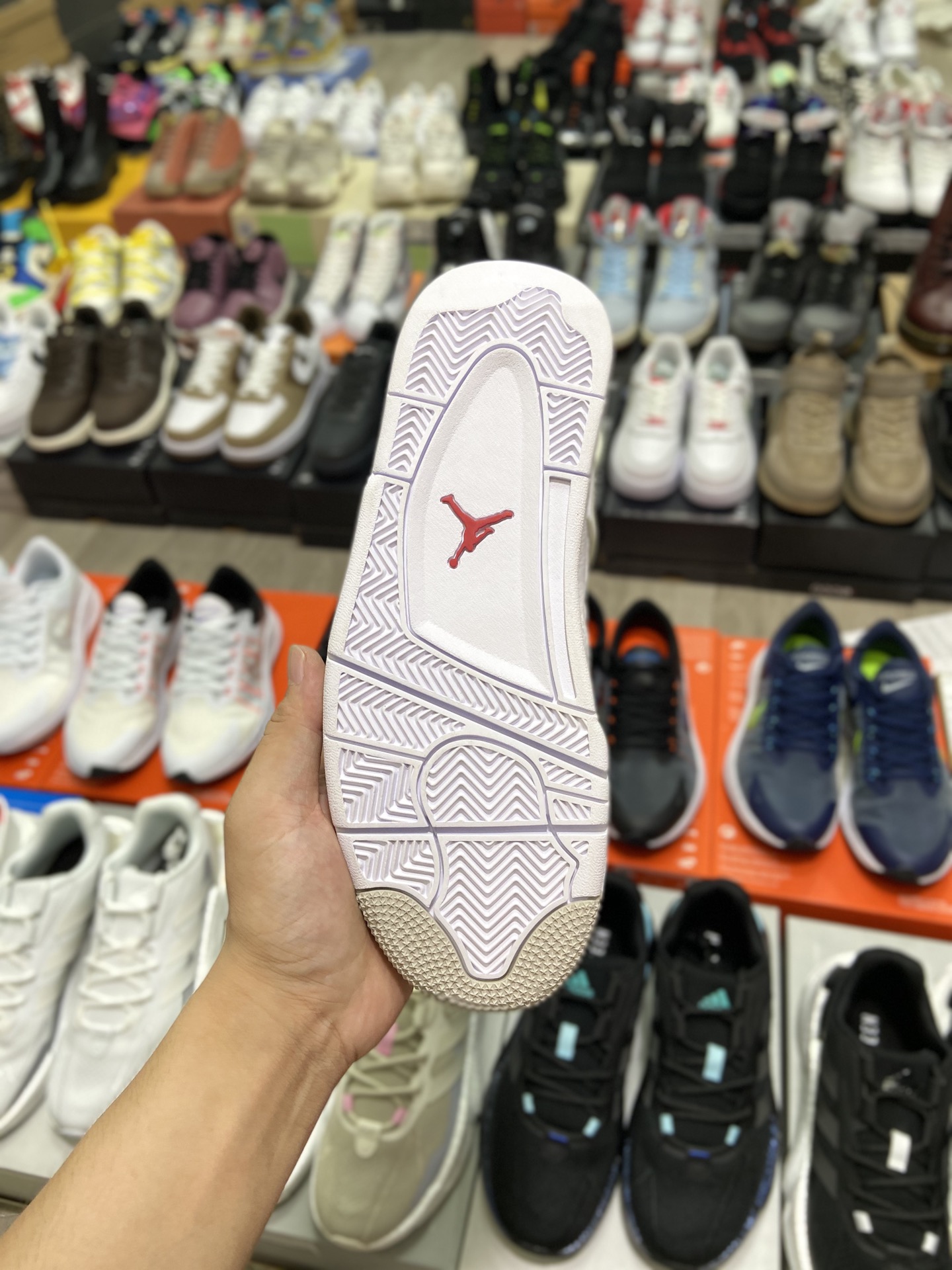 480高版本调价 乔丹Air Jordan 4 “White Oreo”白奥利奥整体采用细腻柔软的白色皮革构建鞋身CT8527-100