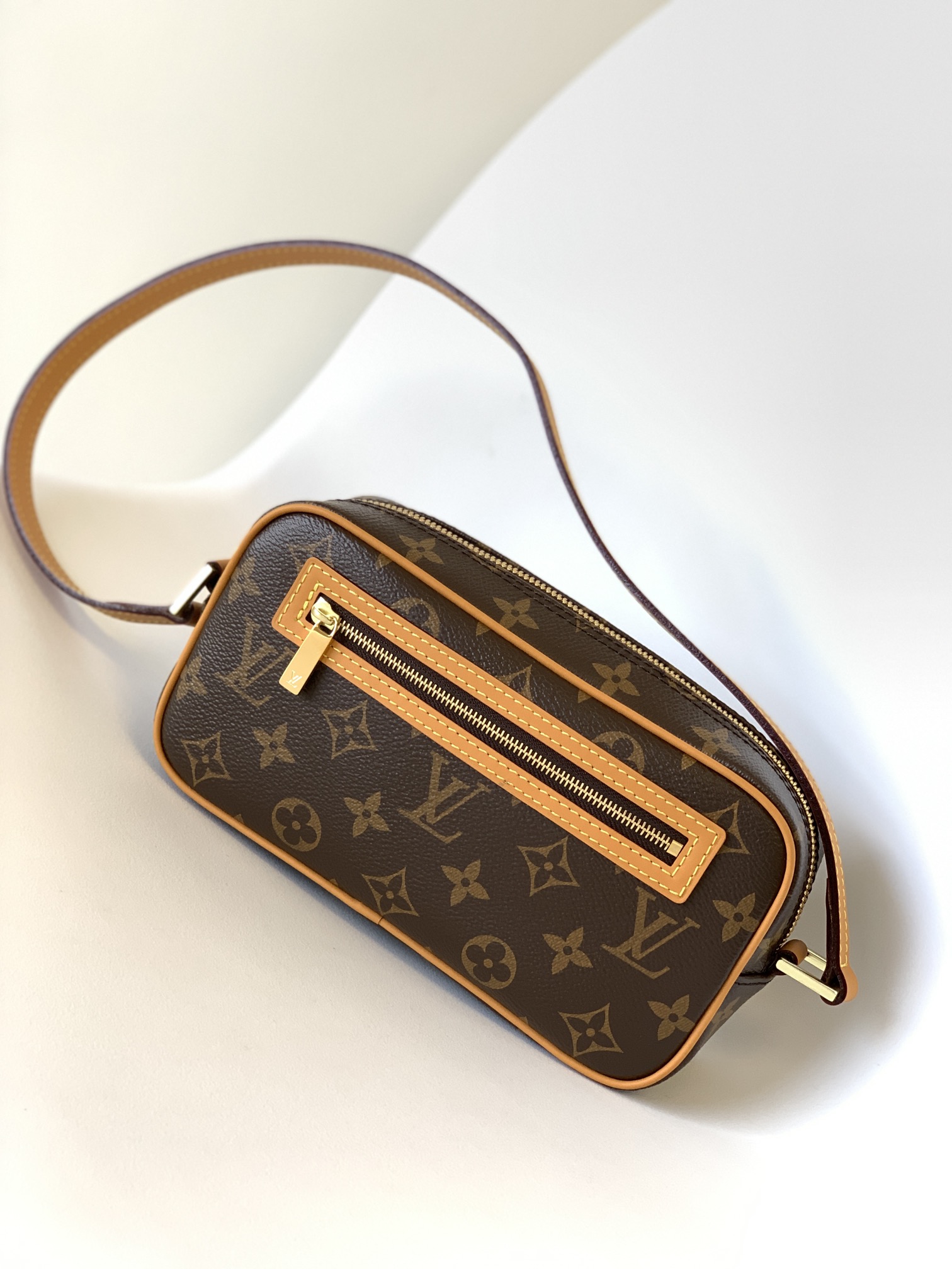 Louis Vuitton Perfect 
 Crossbody & Shoulder Bags Vintage Chains M51181