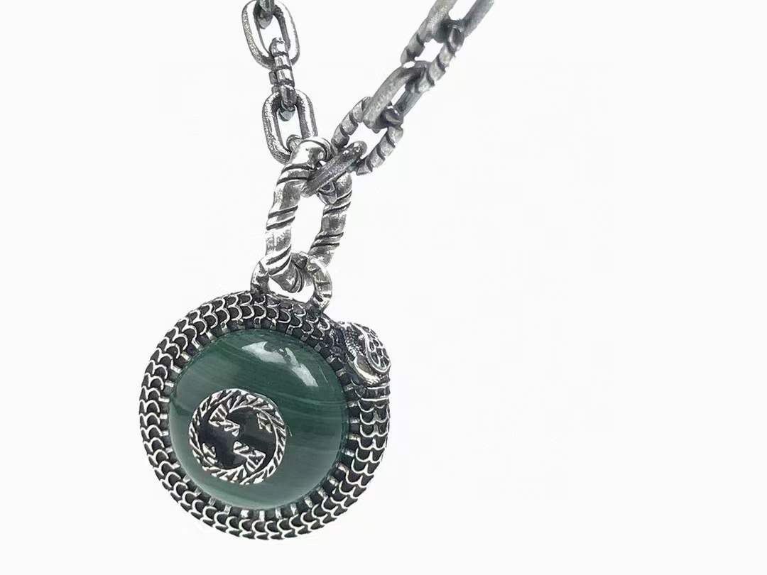 NO:101607,Gucci Garden Series Peacock Green Resin Gem Necklace Gucci Garden Museum Series Stew Silver Peacock Green Necklace, retro old style, three-dimensional double G logo, pendant outer ring engraved logo elements, ouroborosnake, lifelike!  It's good to wear on one single layer. Cai Xukun and Lu Han are the same style. The chain length is 60cm, Gucci necklace, gucci, gucci, necklace, pure silver19860909古驰 Gucci 花园系列 孔雀绿树脂宝石项链 Gucci garden博物馆系列纯银孔雀绿项链,复古做旧风格、立体双G标识,吊坠外圈刻标识元素衔尾蛇,栩栩如生！ 单戴叠戴都不错 蔡徐坤、鹿晗同款 链长60cm,古驰项链,gucci,gucci,necklace,pure silver,Jewelry