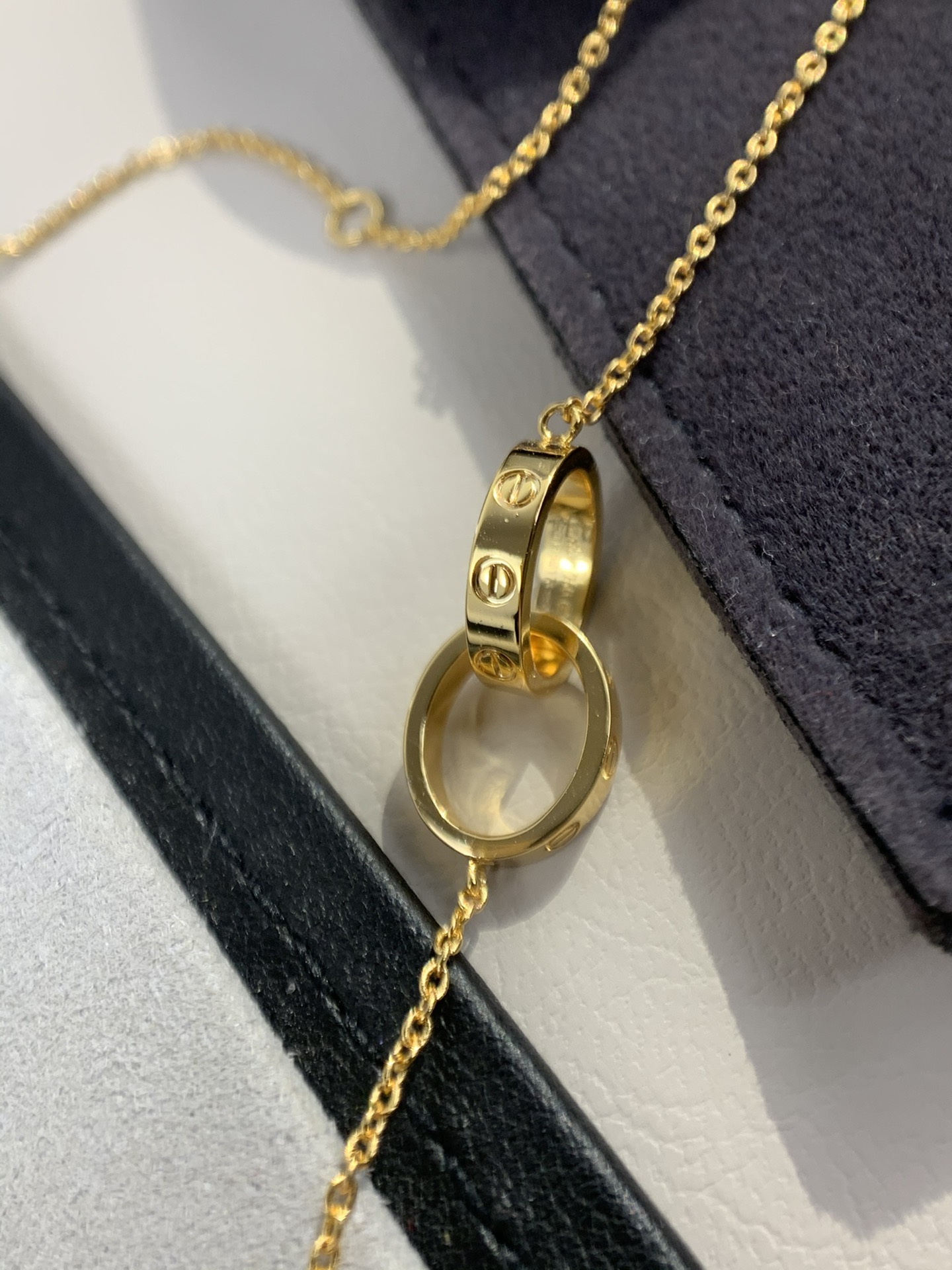 【精工版本】卡地亚无钻双环项链～love双环项链😍经典的卡地亚Love千锤不朽
简约大气的螺帽设计，整个