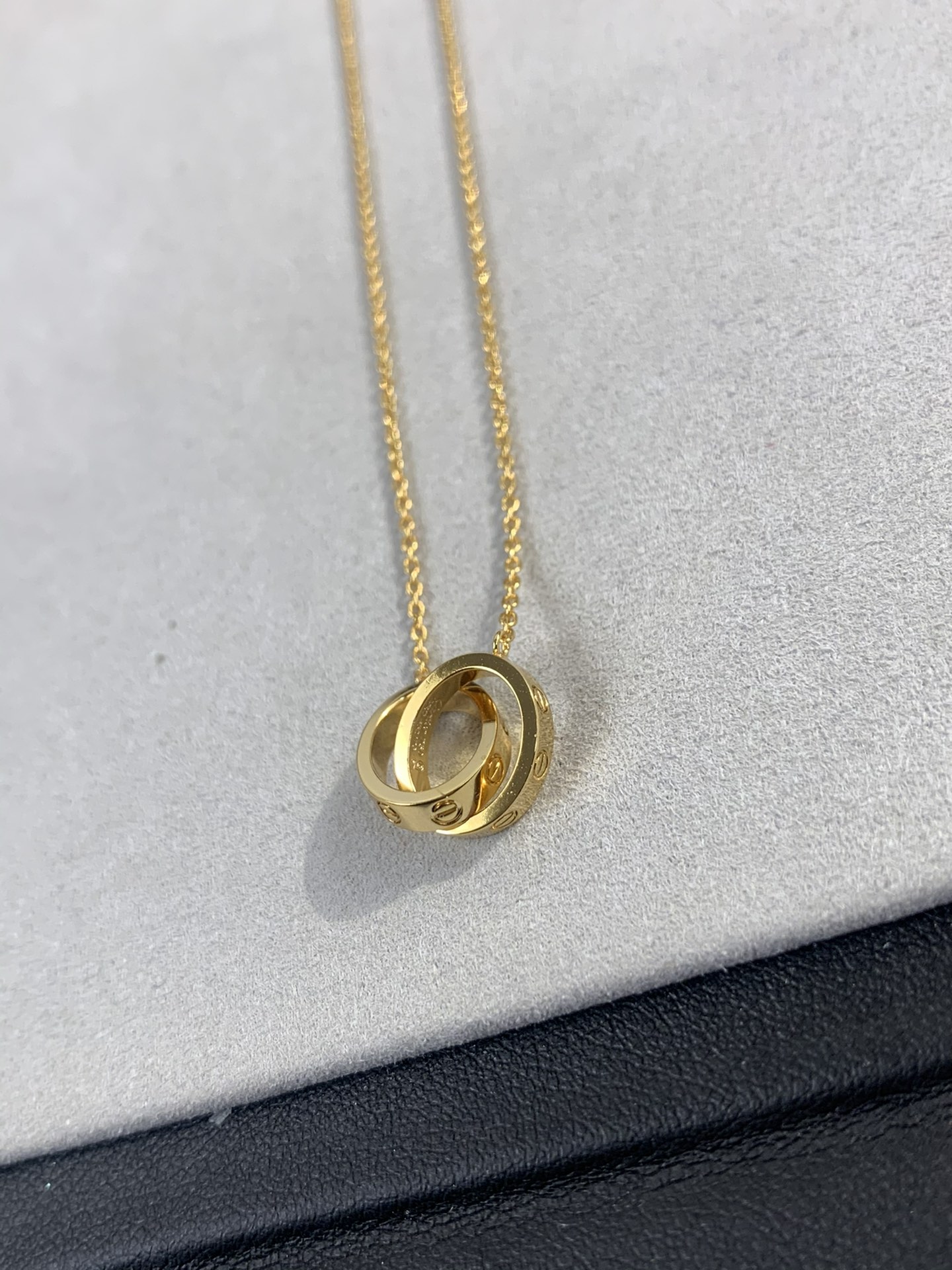 【精工版本】卡地亚无钻双环项链～love双环项链😍经典的卡地亚Love千锤不朽
简约大气的螺帽设计，整个