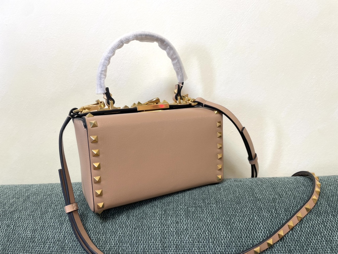 Valentino Garavni Rockstud Alcove颗粒小牛皮箱形包4400