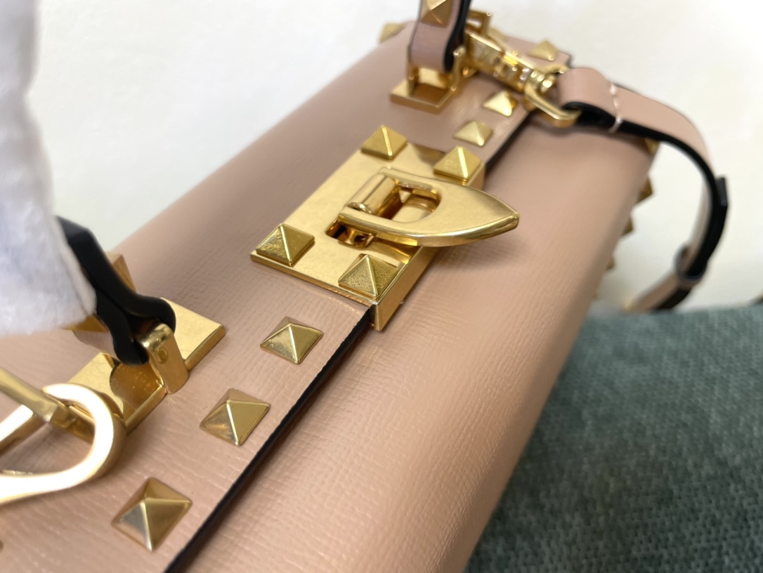 Valentino Garavni Rockstud Alcove颗粒小牛皮箱形包4400