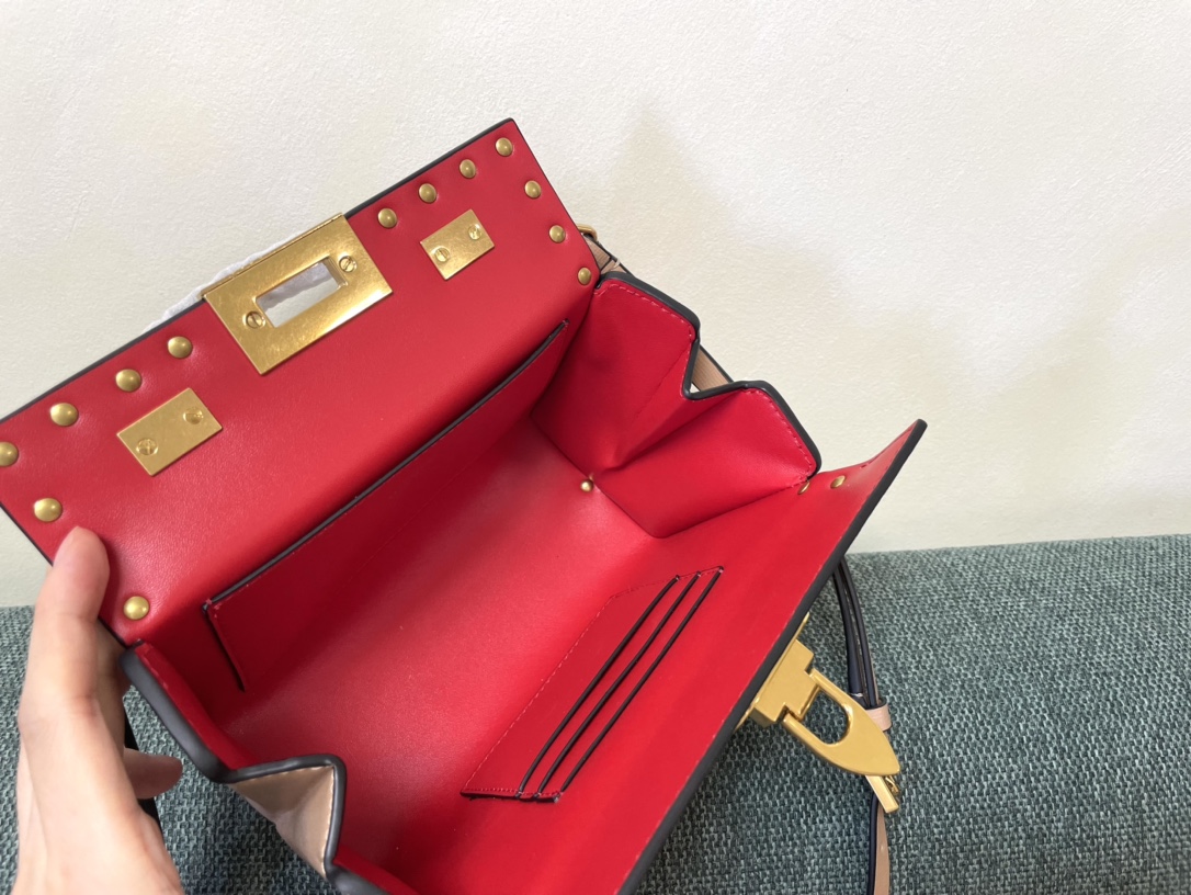 Valentino Garavni Rockstud Alcove颗粒小牛皮箱形包4400