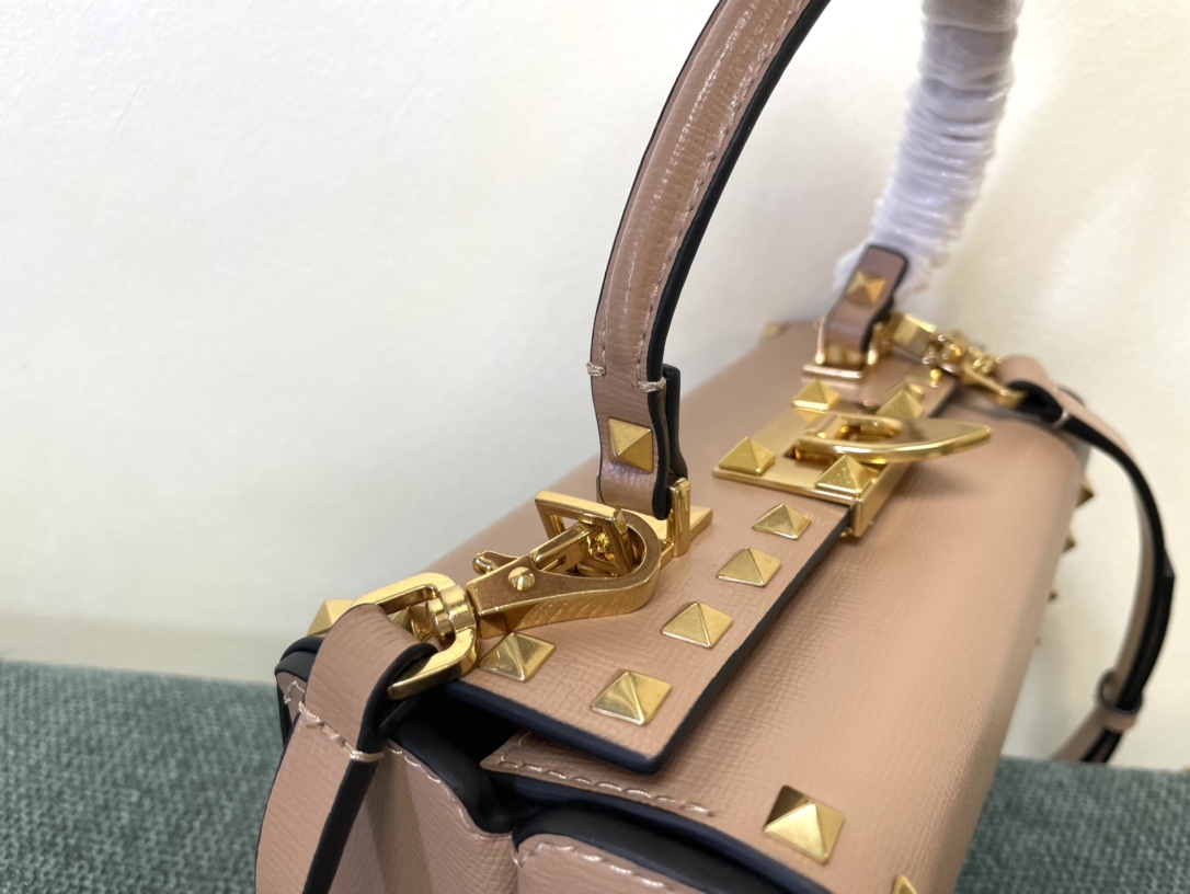 Valentino Garavni Rockstud Alcove颗粒小牛皮箱形包4400