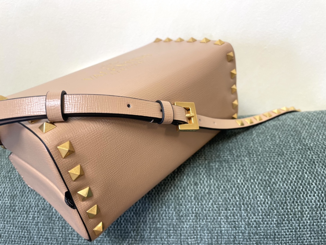 Valentino Garavni Rockstud Alcove颗粒小牛皮箱形包4400