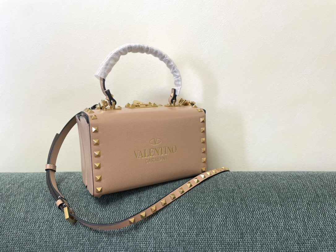 Valentino Garavni Rockstud Alcove颗粒小牛皮箱形包4400