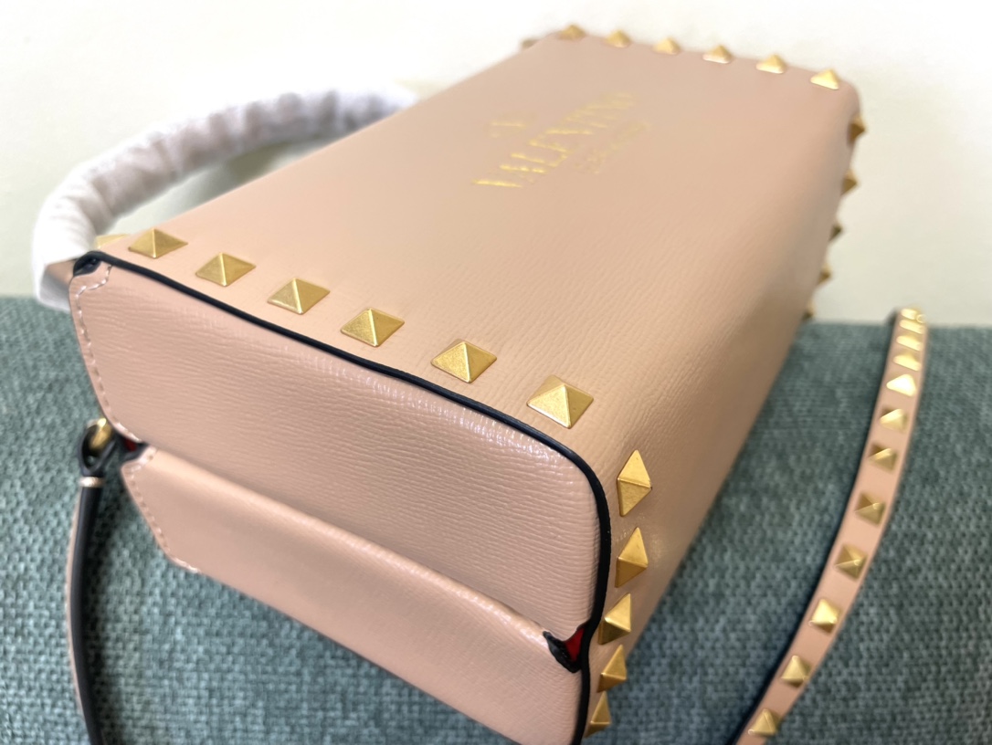 Valentino Garavni Rockstud Alcove颗粒小牛皮箱形包4400