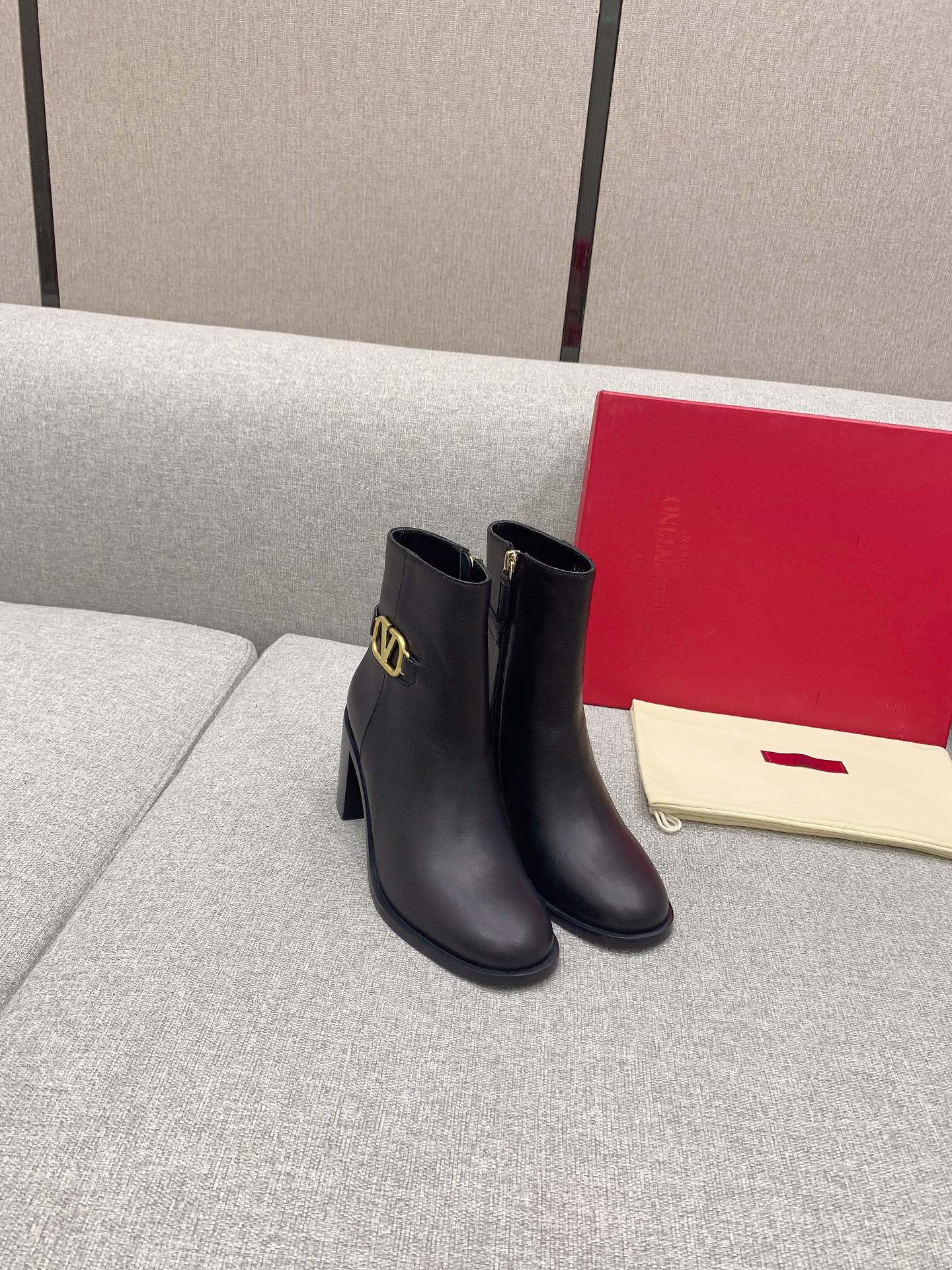 NO:485034,VALENTIN* Autumn and Winter New V-buckle High-heeled Boots Classic Comfortable and versatile Upper Original Calfskin Original mold opening hardware buckle Inner footbed Sheepskin Italian leather outsole Heel height 7.5cm Size 35-39 (40 custom made), boots, valentino, boots, cowhide, sheepskin, Leather soles19860909VALENTIN*秋冬新款V扣高跟短靴 经典舒适百搭 鞋面原版小牛皮 原版开模五金扣 内里垫脚羊皮 意大利真皮大底 跟高7.5cm 码数35-39（40定做）,靴子,valentino,boots,cowhide,sheepskin,Leather soles,Women's Shoes