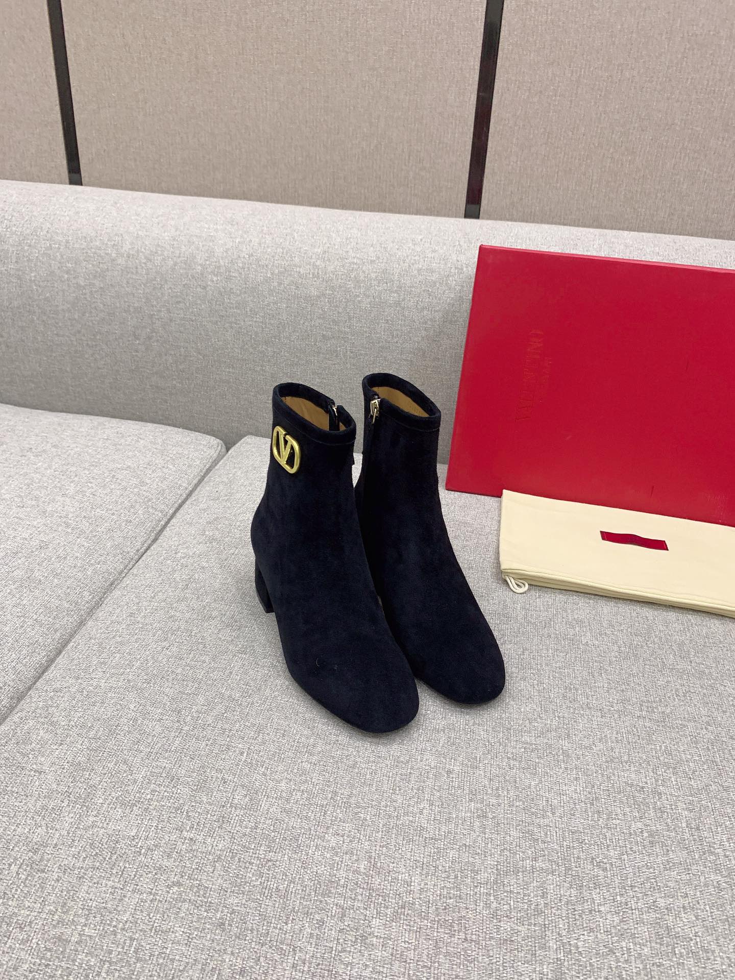 NO:485106,Short boots, long boots, Valentin* autumn and winter new style, classic V-buckle decoration, a versatile item for thousands of years, and it makes your legs look thin!  Delicate Yangjing fabric with high-end texture!  The entire boot surface is imported Yangjing, which is definitely not a velvet cloth version on the market. Original mold opening hardware logo. Inner sheepskin soft and breathable. Italian leather sole. Heel height 4.5cm. Size 35-40 (34 and 41 can be customized). Short boot barrel height 15cm. Long boot barrel height 35cm. Tube circumference 33cm. Boots, valentino, boots, sheepskin, sheep, Leather soles19860909短靴 长靴 Valentin*秋冬系列新款 经典V扣装饰 万年百搭单品 上脚超显腿瘦！细腻羊京面料 高级质感！ 整只靴面采用进口羊京 绝非市面绒布版本 原版开模五金logo 内里羊皮 柔软透气  意大利真皮大底 跟高4.5cm 码数35-40（34、41可订做） 短靴筒高15cm 长靴筒高35cm 筒围33cm,靴子,valentino,boots,sheepskin,sheep,Leather soles,Women's Shoes