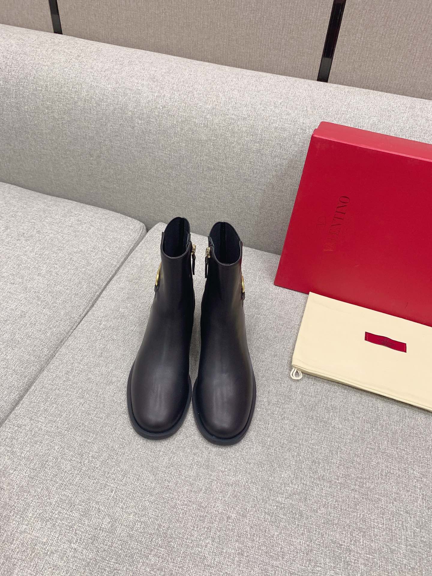 NO:485026,VALENTIN* Autumn and Winter New V-buckle High-heeled Boots Classic Comfortable and versatile Upper Yangjing/Calfskin Original mold opening hardware buckle Inner footbed Sheepskin Italian leather outsole Heel height 3cm Size 35-39 (40 customized), boots, valentino, boots, cowhide, sheepskin, sheep, Leather soles19860909VALENTIN*秋冬新款V扣高跟短靴 经典舒适百搭 鞋面羊京/小牛皮 原版开模五金扣 内里垫脚羊皮 意大利真皮大底 跟高3cm 码数35-39（40定做）,靴子,valentino,boots,cowhide,sheepskin,sheep,Leather soles,Women's Shoes