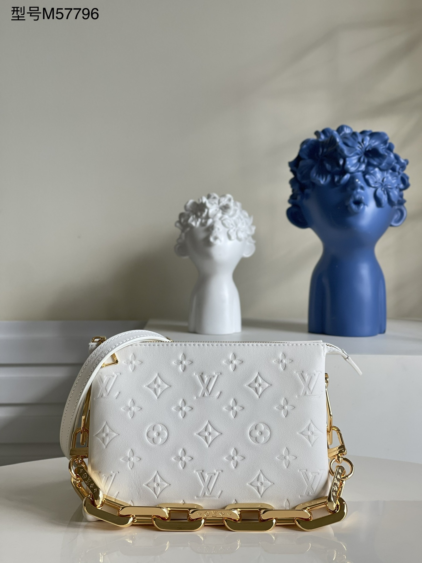 NO:397843,[Exclusive real shot of M57796 white] Coussin BB handbag shines in spring and summer fashion show. Monogram embossed fluffy sheepskin creates a pillow-back configuration, injecting avant-garde style into a simple design. You can use shoulder straps crossbody or incarnate chain bags, or you can carry them under your armpits. Detailed features 20 x 16 x 12 cm ys.,LV [original leather],louis vuitton,sheepskin19860909【独家实拍M57796白色】Coussin BB手袋于 春夏时装秀大放异彩.Monogram 压纹蓬松绵羊皮打造靠枕构型,为简约设计注入前卫风范.可利用肩带斜挎或化身链条法棍包,亦可于腋下携带.详细特征20 x 16 x 12 厘米 ys.,LV【原厂皮】,louis vuitton,sheepskin,Bag