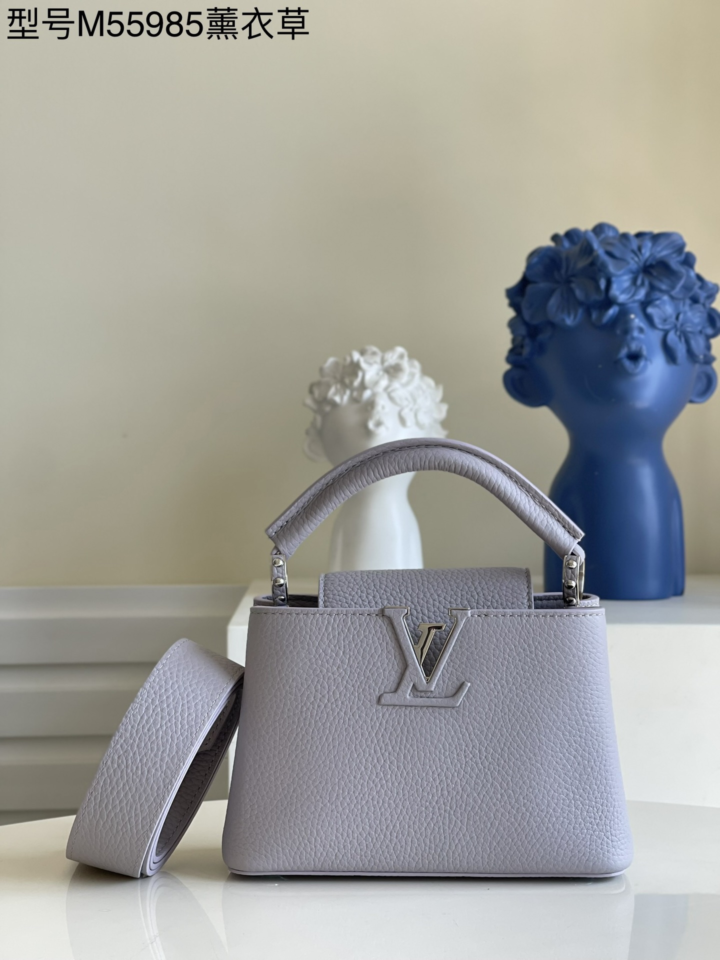 NO:397849,[Exclusive real photo of M55985 Lavender Purple] This Capucines mini handbag reveals the delicate radiance of the delicate Taurillon leather, embellishing the iconic letters. Use a skillful removable wide shoulder strap to make the pocket size accompany you on the shoulder or crossbody!  size:21x14x8cm kl.950,LV【original leather】,louis vuitton19860909【独家实拍M55985薰衣紫】本款 Capucines 迷你手袋展露细腻 Taurillon 皮革的微妙莹泽,点缀标志性 字母.巧用可拆卸宽肩带,令袖珍尺寸以肩背或斜挎方式随行！size:21x14x8cm kl.950,LV【原厂皮】,louis vuitton,Bag