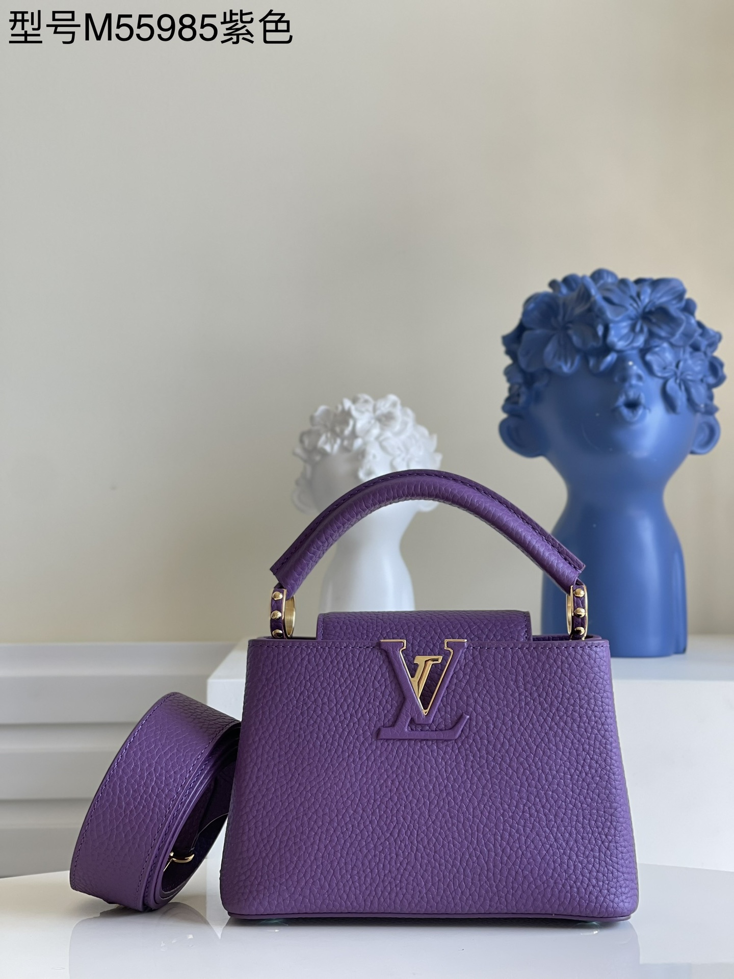 NO:397852,[Exclusive real photo M55985 purple] This Capucines mini handbag reveals the delicate radiance of the delicate Taurillon leather, embellishing the iconic letters. Use a skillful use of removable wide shoulder straps to make the pocket size accompany you on shoulder or crossbody!  size:21x14x8cm kl.950,LV【original leather】,louis vuitton19860909【独家实拍M55985紫色】本款 Capucines 迷你手袋展露细腻 Taurillon 皮革的微妙莹泽,点缀标志性 字母.巧用可拆卸宽肩带,令袖珍尺寸以肩背或斜挎方式随行！size:21x14x8cm kl.950,LV【原厂皮】,louis vuitton,Bag