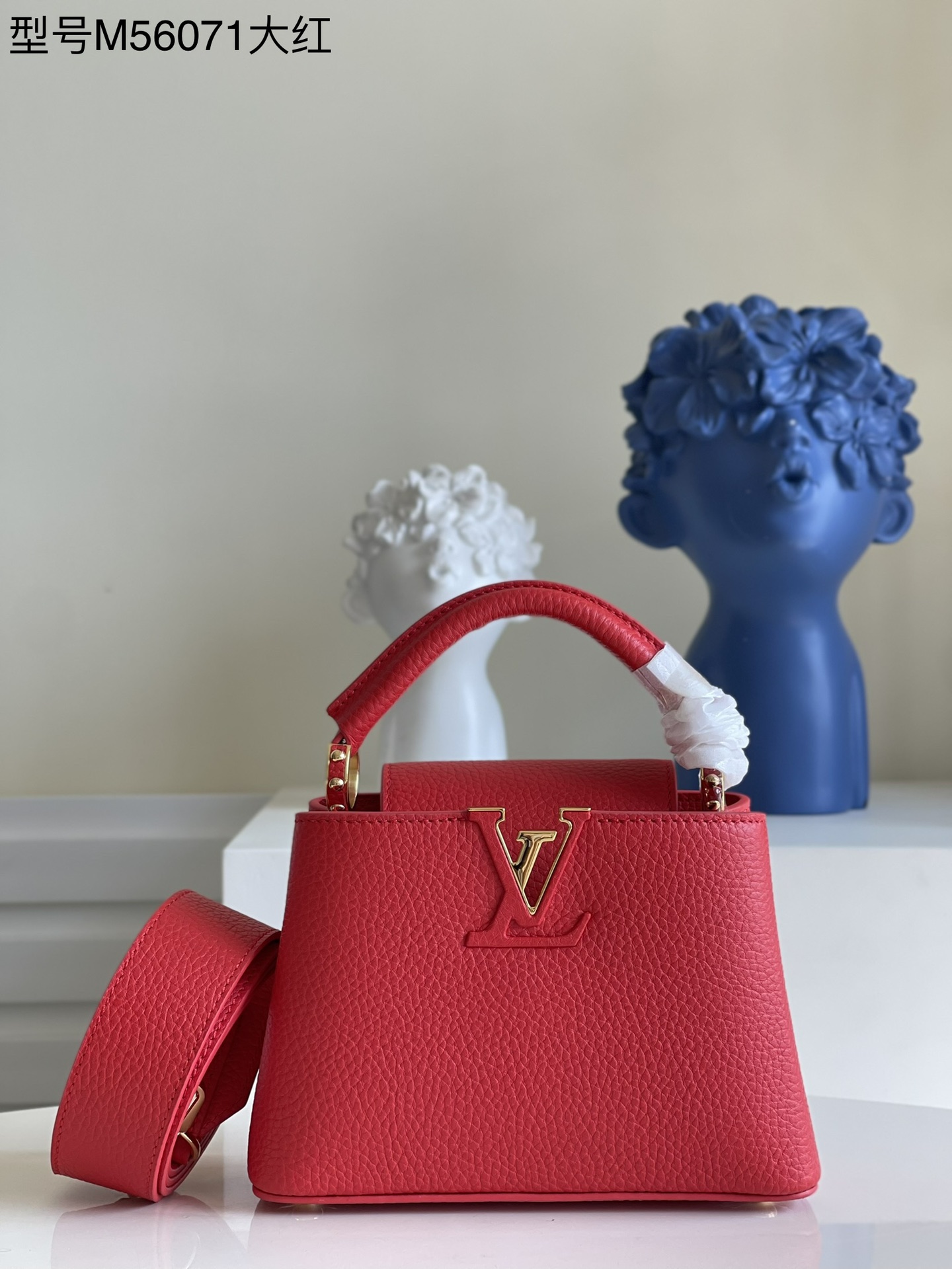 NO:397855,[Exclusive real photo M56071 big red] This Capucines mini handbag reveals the delicate radiance of the Taurillon leather, embellishing the iconic letters. Use a skillful use of removable wide shoulder straps to make the pocket size accompany you on the shoulder or crossbody!  size:21x14x8cm j.950,LV【original leather】,louis vuitton19860909【独家实拍M56071大红】本款 Capucines 迷你手袋展露细腻 Taurillon 皮革的微妙莹泽,点缀标志性 字母.巧用可拆卸宽肩带,令袖珍尺寸以肩背或斜挎方式随行！size:21x14x8cm j.950,LV【原厂皮】,louis vuitton,Bag