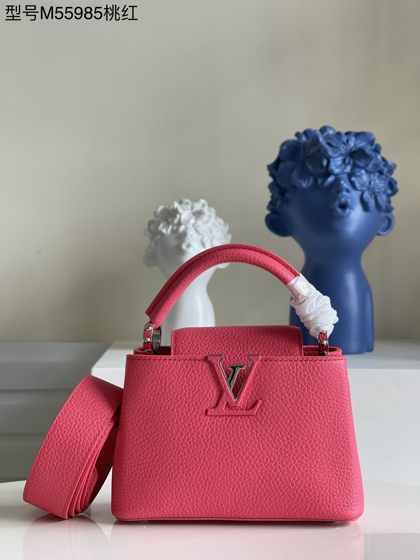 NO:397858,[Exclusive real photo of M55985 peach rosé] This Capucines mini handbag reveals the delicate radiance of the Taurillon leather, embellishing the iconic letters. Use a skillful removable wide shoulder strap to make the pocket size accompany you on the shoulder or crossbody!  size:21x14x8cm kl.950,LV【original leather】,louis vuitton19860909【独家实拍M55985桃红】本款 Capucines 迷你手袋展露细腻 Taurillon 皮革的微妙莹泽,点缀标志性 字母.巧用可拆卸宽肩带,令袖珍尺寸以肩背或斜挎方式随行！size:21x14x8cm kl.950,LV【原厂皮】,louis vuitton,Bag