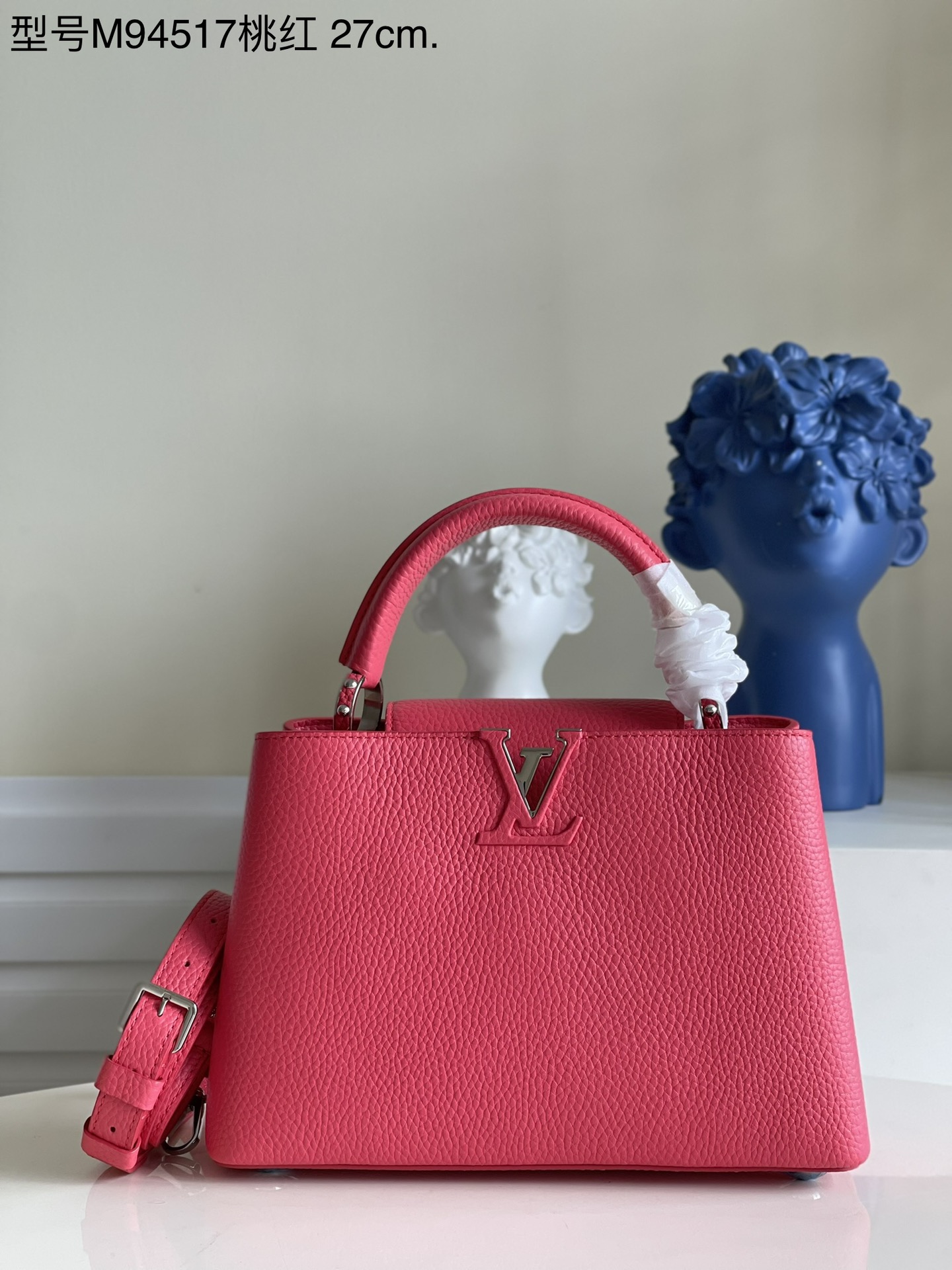 NO:397861,【Exclusive real photo M94517 peach rosé】Capucines BB small handbag is perfectly matched with stylish mini size and trendy bright colors. The handbag is decorated in shiny palladium and is equipped with casual adjustable shoulder straps. 27X21X9cm kl.1100, LV [original leather], louis vuitton19860909【独家实拍M94517桃红】 Capucines BB小号手袋 以时尚的迷你尺寸和极富潮流感的鲜明色彩完美搭配从经典到前卫的各种穿着风格. 该款手袋采用了闪亮的钯金装饰,配有用于休闲可调节肩带.27X21X9cm kl.1100,LV【原厂皮】,louis vuitton,Bag