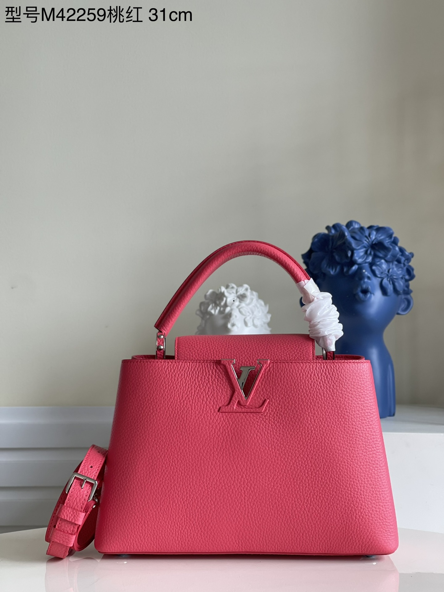 NO:397864,[Exclusive real photo of M42259 peach rosé] Capucines medium-sized handbags are made of fashionable mini sizes and trendy bright colors, from classic to avant-garde wearing styles!  With shiny palladium trim, it comes with a removable long strap for casual shoulder or cross-back!  Size: 31 x 21 x 11 kl.1200, LV【Original Leather】,louis vuitton19860909【独家实拍M42259桃红】Capucines 中号手袋 以时尚的迷你尺寸和极富潮流感的鲜明色彩搭配从经典到前卫的各种穿着风格！采用了闪亮的钯金装饰,配有用于休闲肩背或斜背的可脱卸长包带！尺寸:31 x 21 x 11 kl.1200,LV【原厂皮】,louis vuitton,Bag