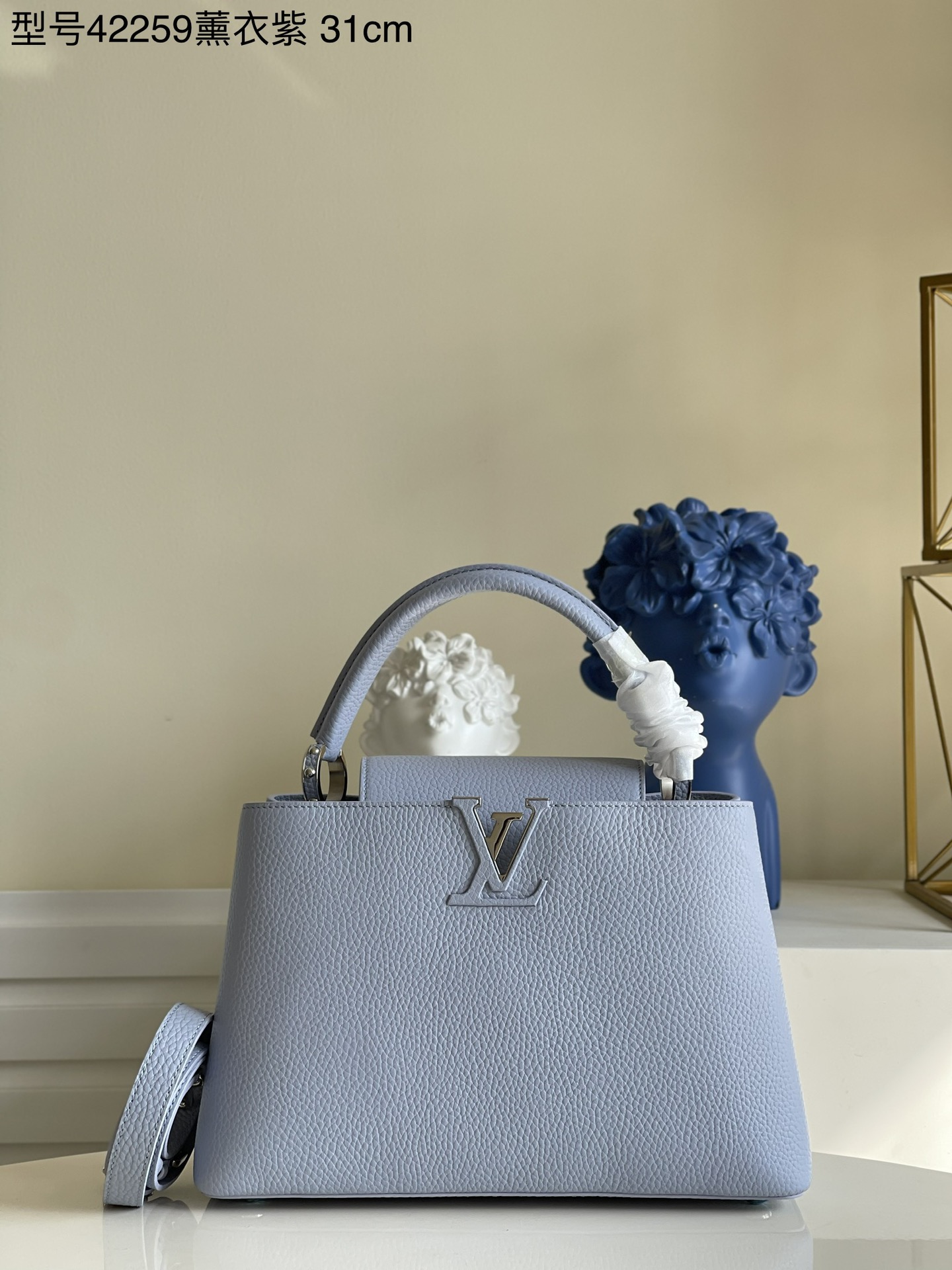 NO:397841,[Exclusive real photo of M42259 Lavender Purple] Capucines medium-sized handbags are made of fashionable mini sizes and extremely trendy bright colors, from classic to avant-garde wearing styles!  With shiny palladium trim, it comes with a removable long strap for casual shoulder or cross-back!  Size: 31 x 21 x 11 kl.1200, LV【Original Leather】,louis vuitton19860909【独家实拍M42259薰衣紫】Capucines 中号手袋 以时尚的迷你尺寸和极富潮流感的鲜明色彩搭配从经典到前卫的各种穿着风格！采用了闪亮的钯金装饰,配有用于休闲肩背或斜背的可脱卸长包带！尺寸:31 x 21 x 11 kl.1200,LV【原厂皮】,louis vuitton,Bag