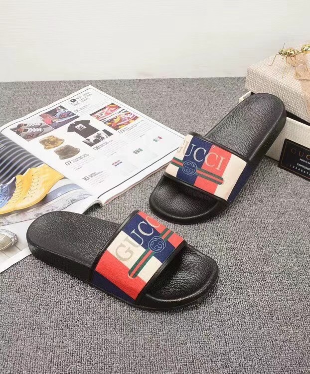 P110
升级板、五机打印，好品质 情侣款🎗Gucci『古奇』印花拖鞋 万众瞩目的一款 美到即可融化你们的心❤毫无悬念的网红单品 每款时装周街拍出镜率都超高！简直就是鬼斧神工的杰作 人手必备的一款『选料』都是原版1:1开模制造 脚感Q弹超柔软 上脚超级秀气🐎35-46,