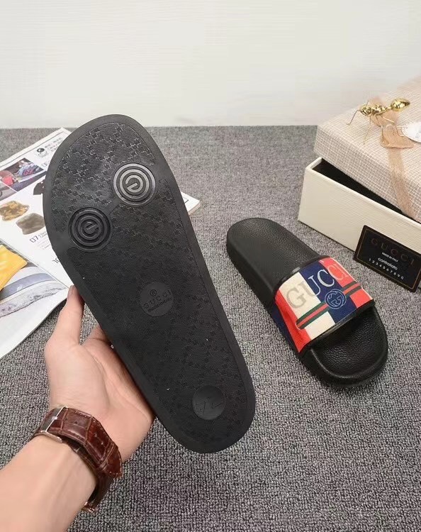 P110
升级板、五机打印，好品质 情侣款🎗Gucci『古奇』印花拖鞋 万众瞩目的一款 美到即可融化你们的心❤毫无悬念的网红单品 每款时装周街拍出镜率都超高！简直就是鬼斧神工的杰作 人手必备的一款『选料』都是原版1:1开模制造 脚感Q弹超柔软 上脚超级秀气🐎35-46,